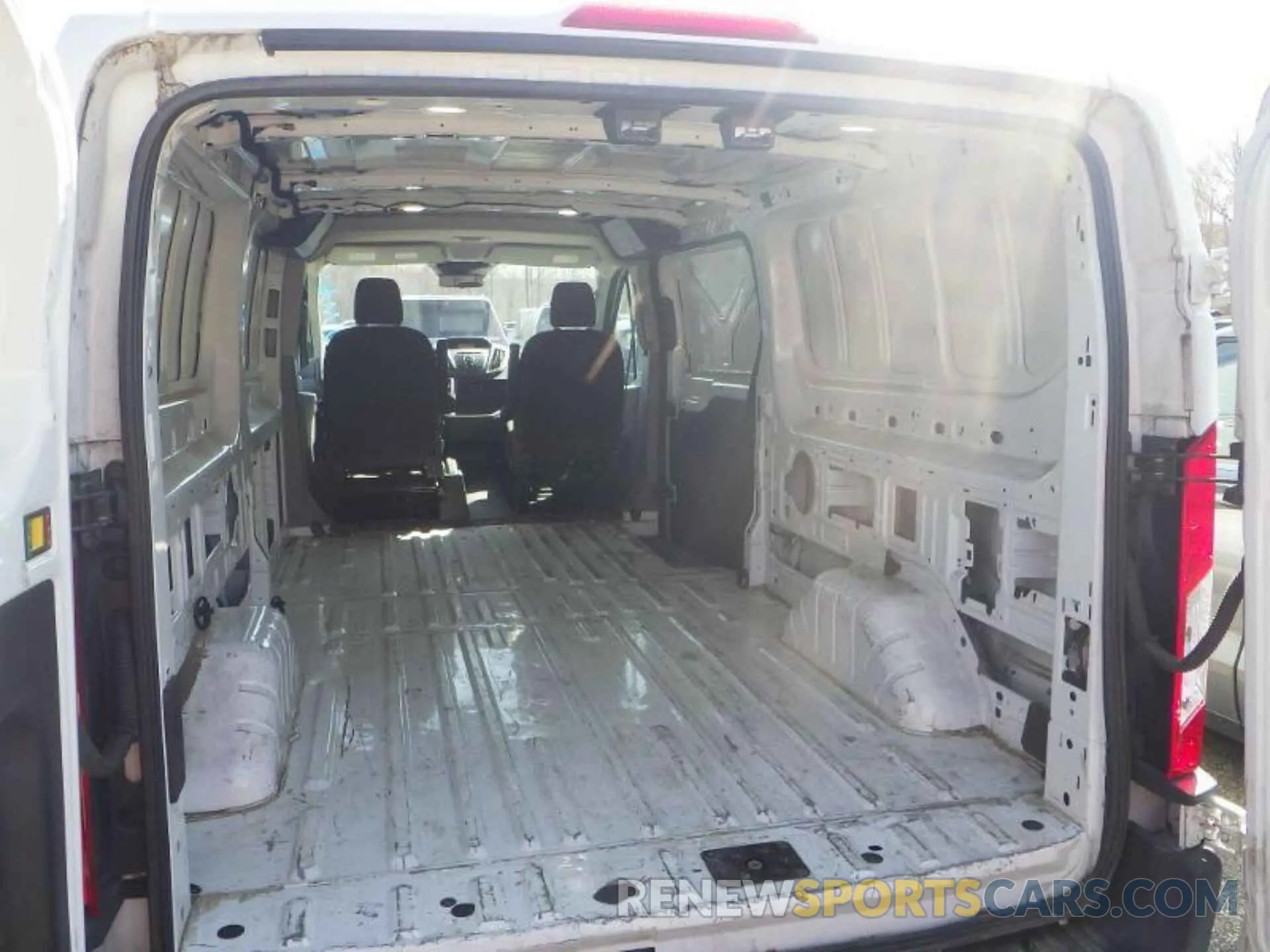 4 Photograph of a damaged car 1FTYE2YMXKKB40202 FORD TRANSIT 2019
