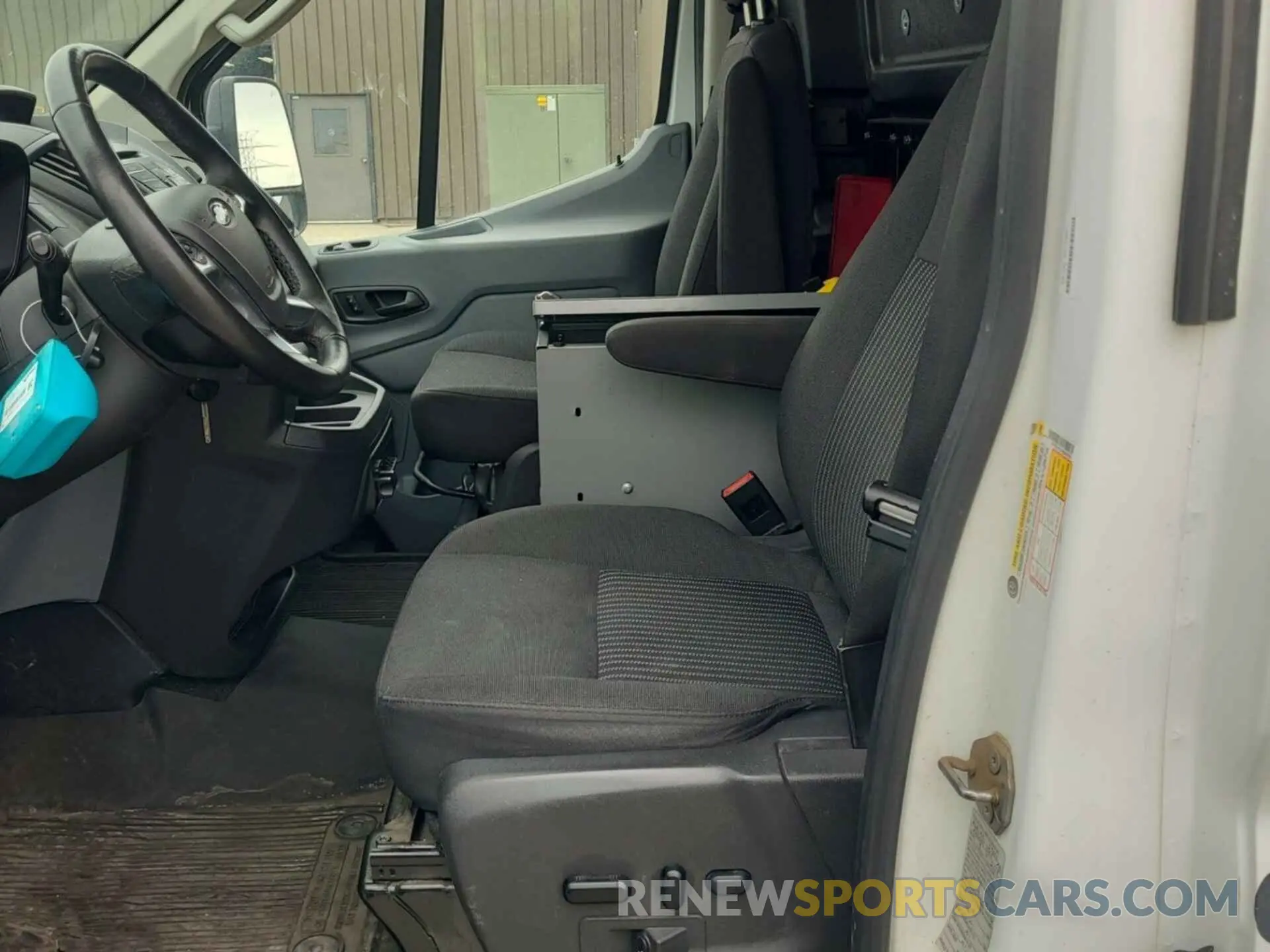 5 Photograph of a damaged car 1FTYR1YG1KKB48262 FORD TRANSIT 2019