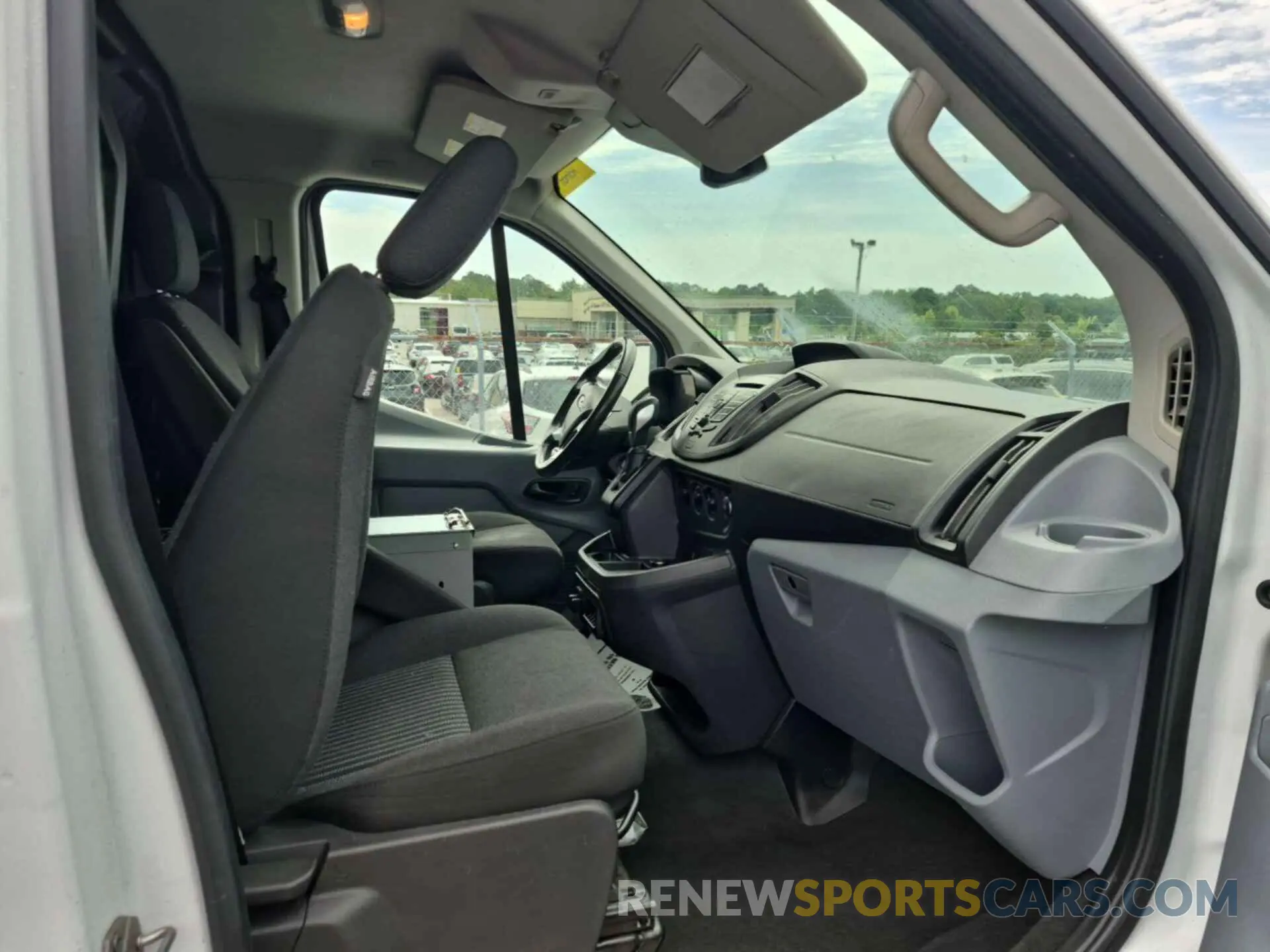 17 Photograph of a damaged car 1FTYR1YG4KKB48160 FORD TRANSIT 2019