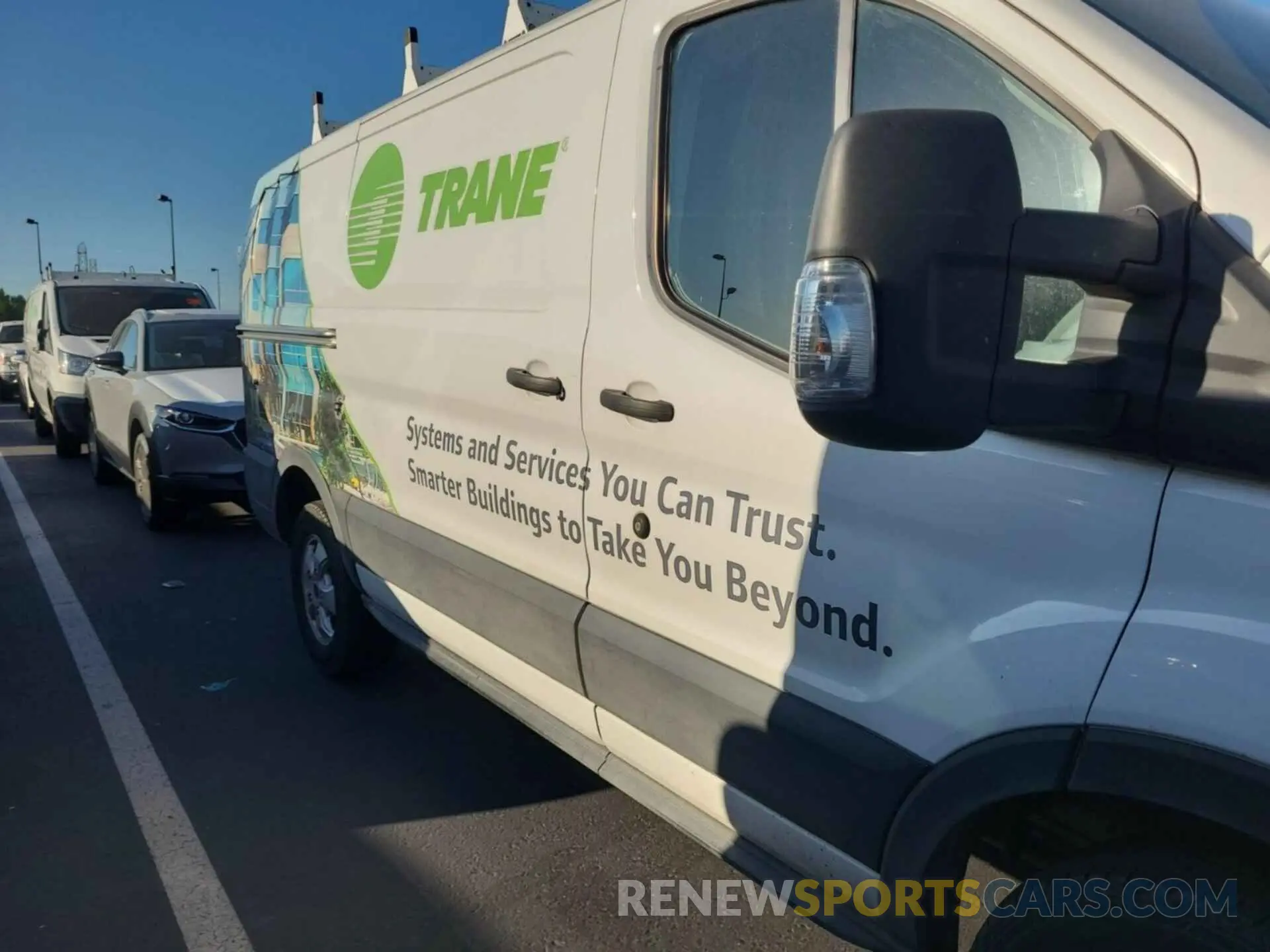 32 Photograph of a damaged car 1FTYR1YG8KKB48274 FORD TRANSIT 2019