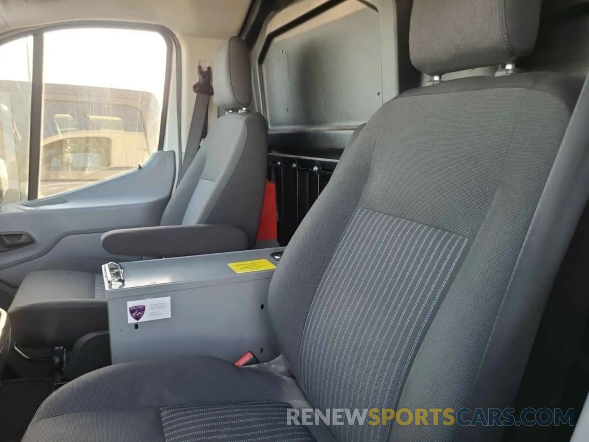 33 Photograph of a damaged car 1FTYR1YG8KKB48274 FORD TRANSIT 2019