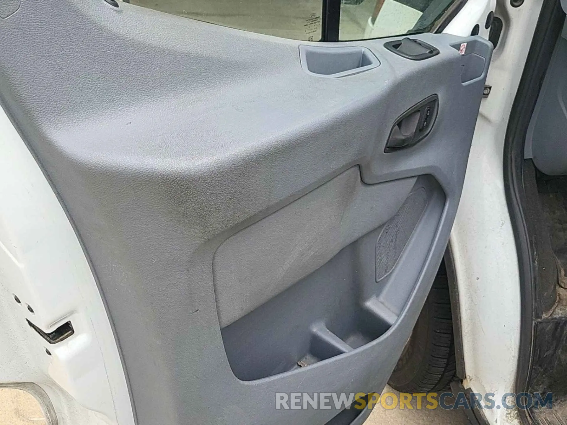 43 Photograph of a damaged car 1FTYR1YG9KKA40827 FORD TRANSIT 2019