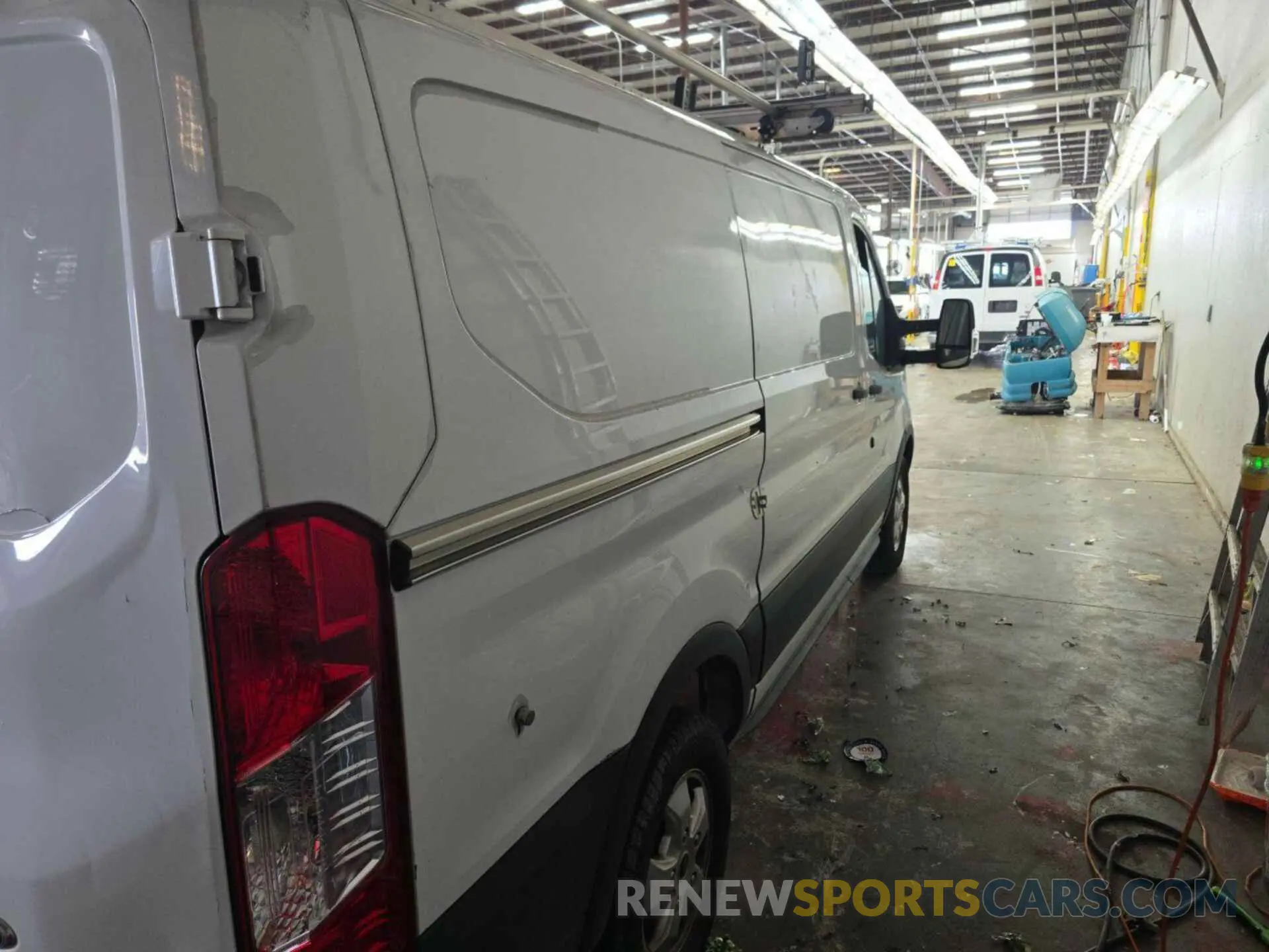 18 Photograph of a damaged car 1FTYR1YGXKKB43500 FORD TRANSIT 2019