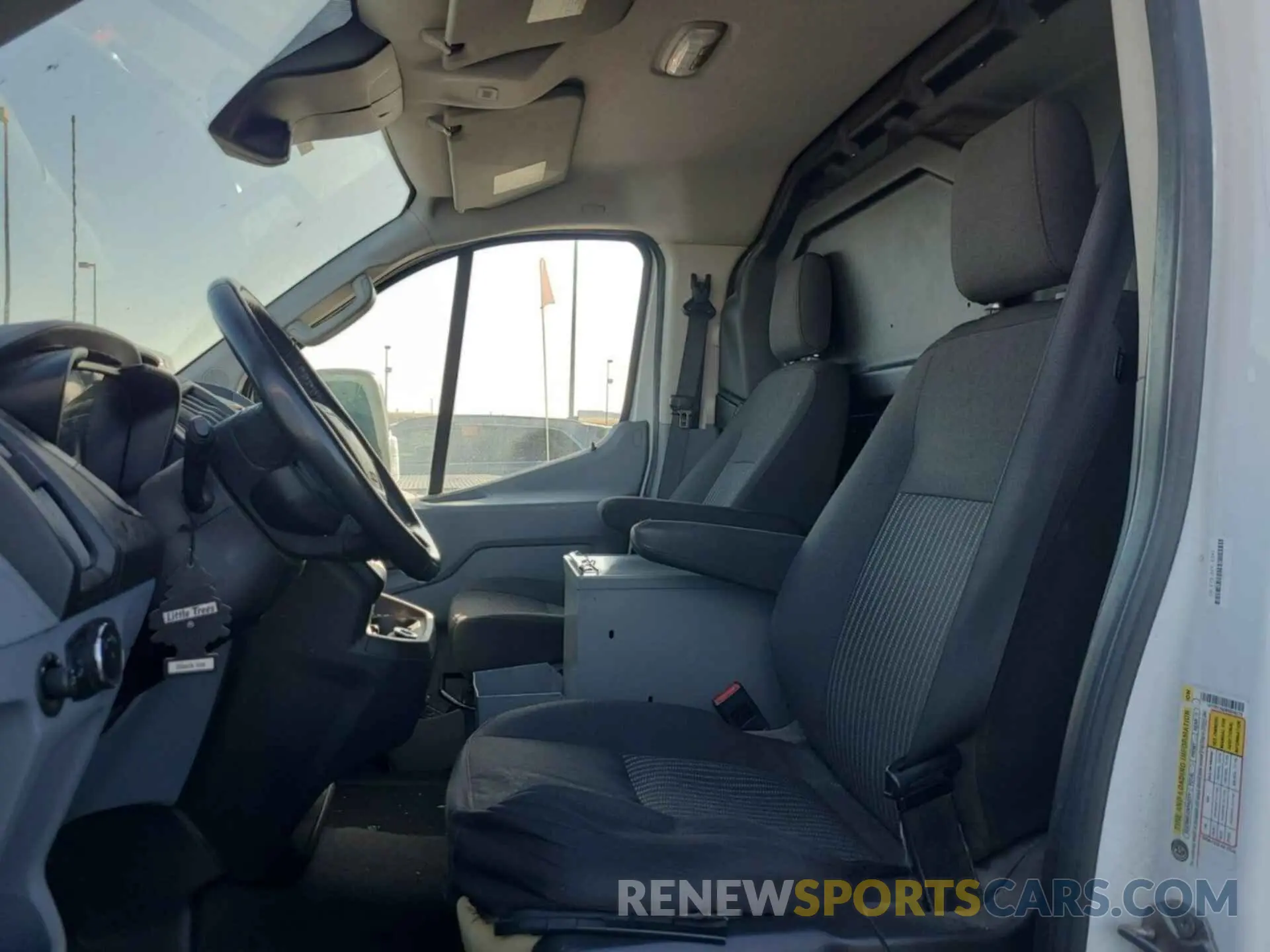 18 Photograph of a damaged car 1FTYR1YGXKKB48275 FORD TRANSIT 2019