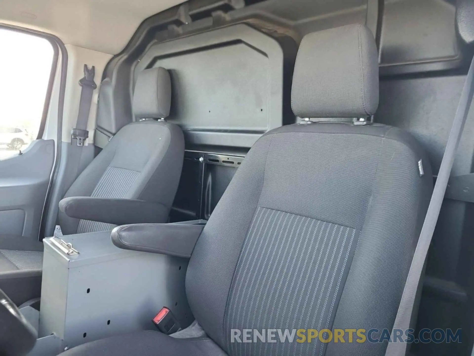 32 Photograph of a damaged car 1FTYR1YGXKKB48275 FORD TRANSIT 2019