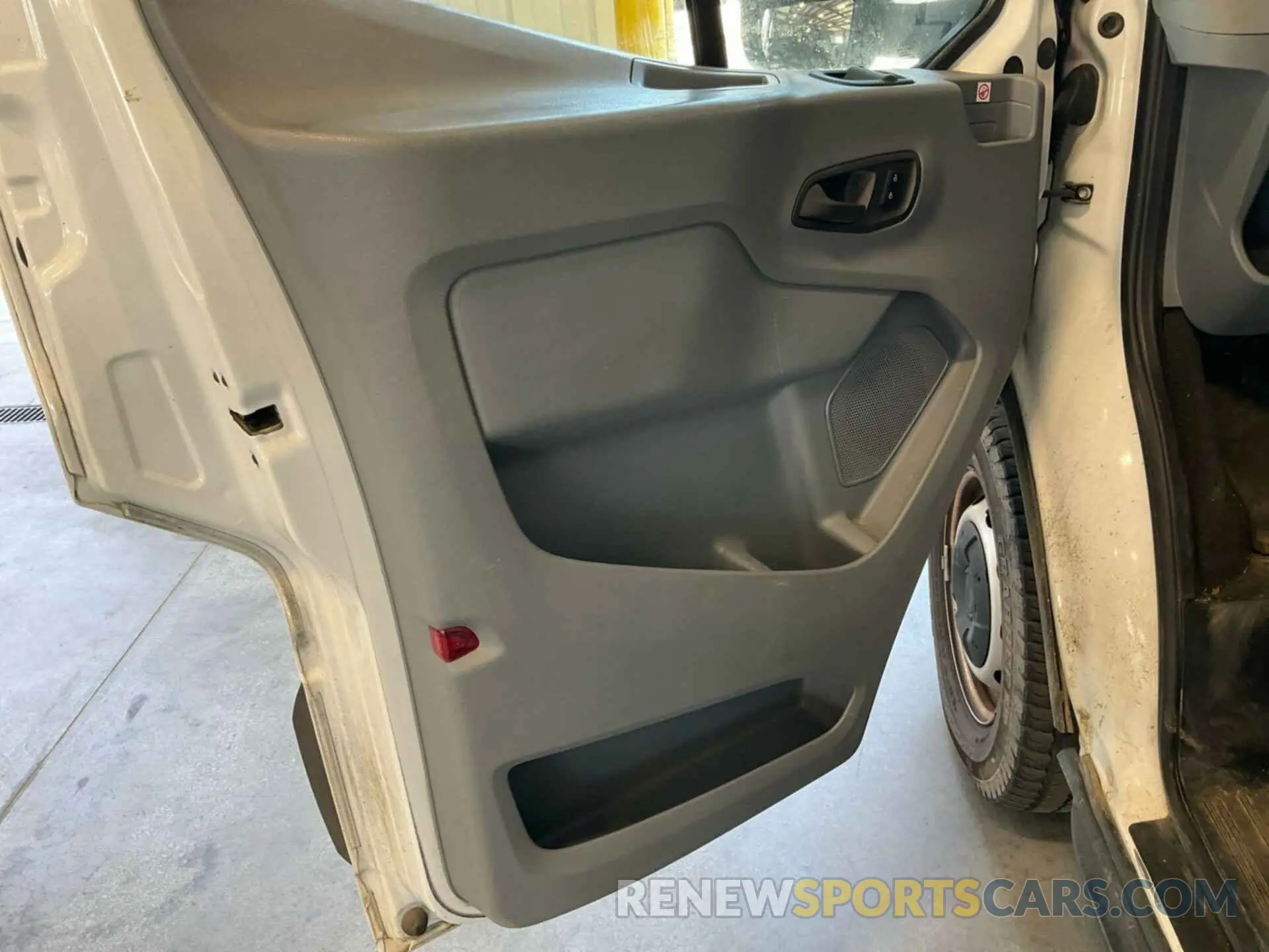 6 Photograph of a damaged car 1FTYR1YGXKKB88064 FORD TRANSIT 2019