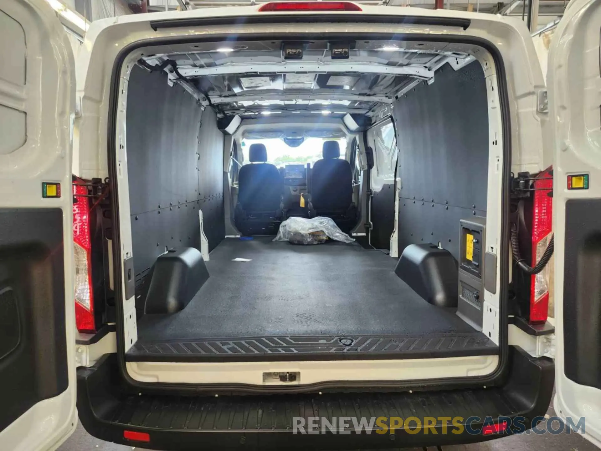 3 Photograph of a damaged car 1FTBW1YM2SKA13067 FORD TRANSIT 2025