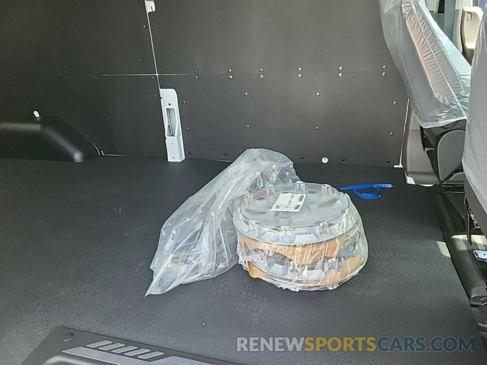 8 Photograph of a damaged car 1FTBW1YM2SKA13067 FORD TRANSIT 2025