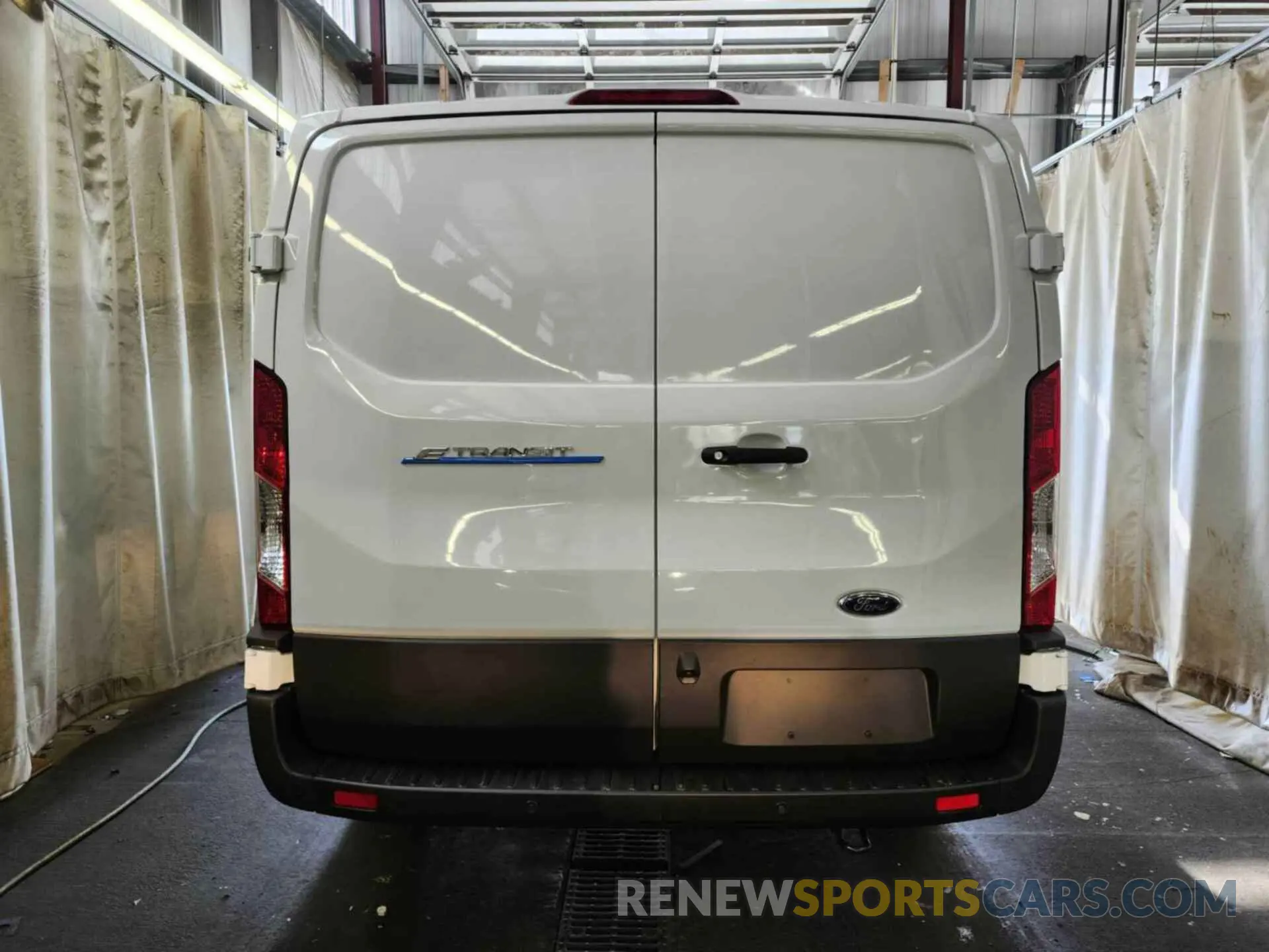 17 Photograph of a damaged car 1FTBW1YM6SKA13038 FORD TRANSIT 2025