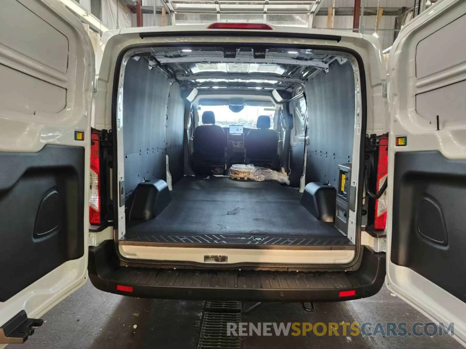 9 Photograph of a damaged car 1FTBW1YM6SKA13038 FORD TRANSIT 2025