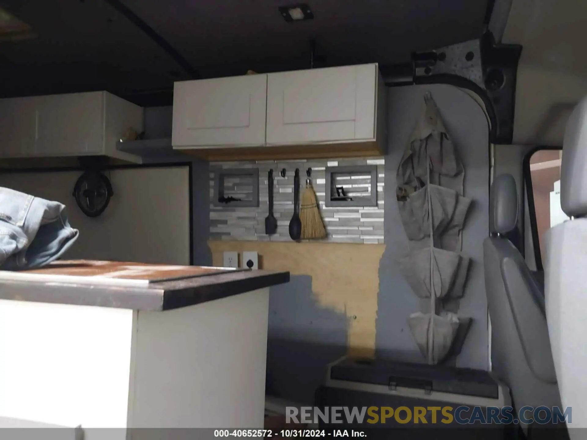 8 Photograph of a damaged car 1FTYR1CM4KKA00653 FORD TRANSIT-250 2019