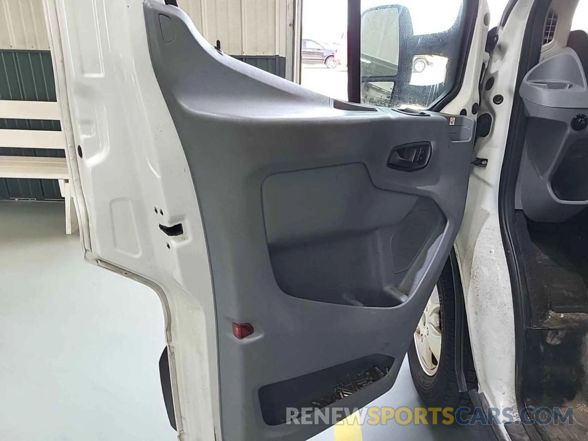 6 Photograph of a damaged car 1FTYR1YG2KKA40832 FORD TRANSIT-250 2019