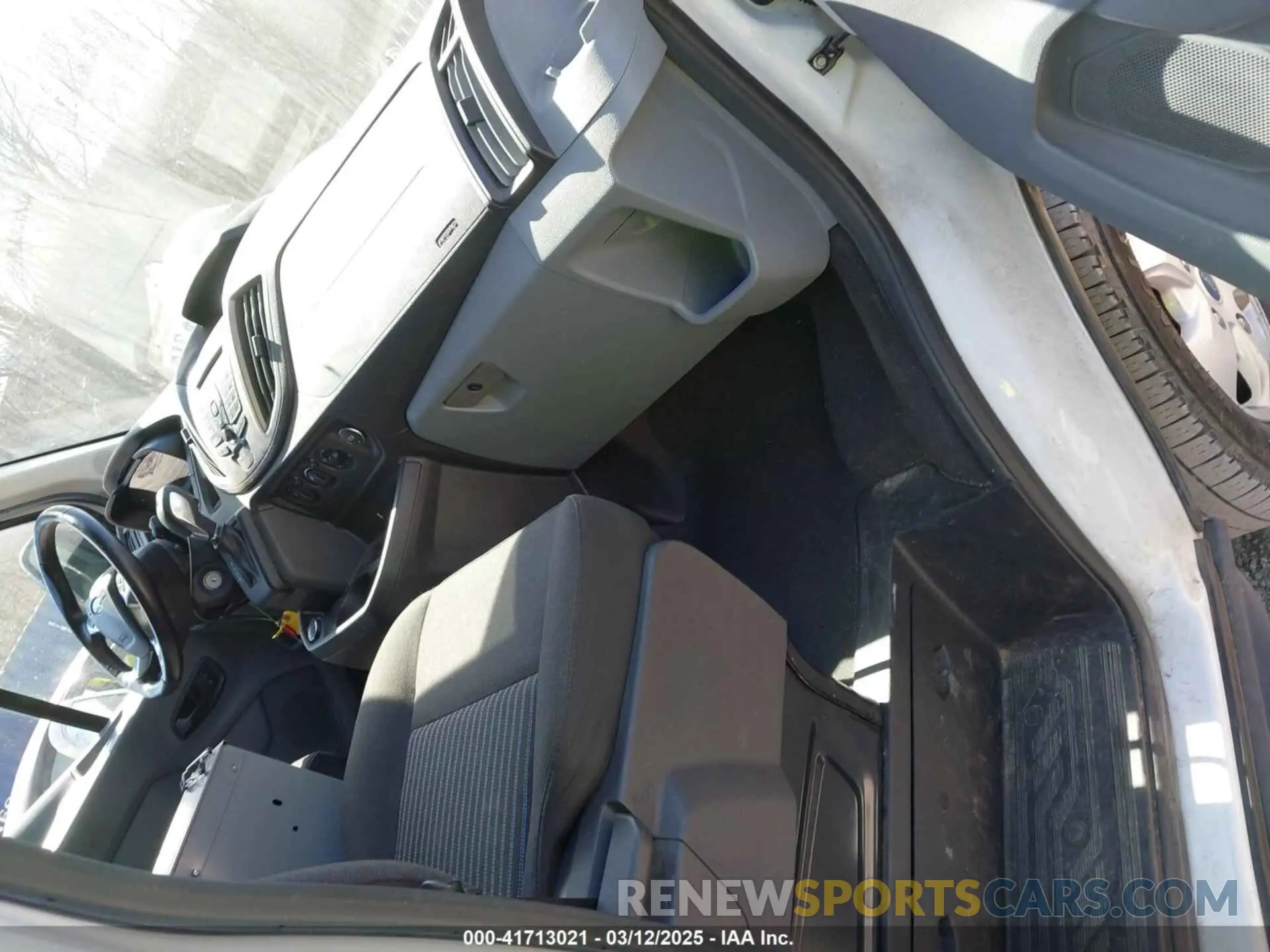 5 Photograph of a damaged car 1FTYR1YG6KKA40817 FORD TRANSIT-250 2019