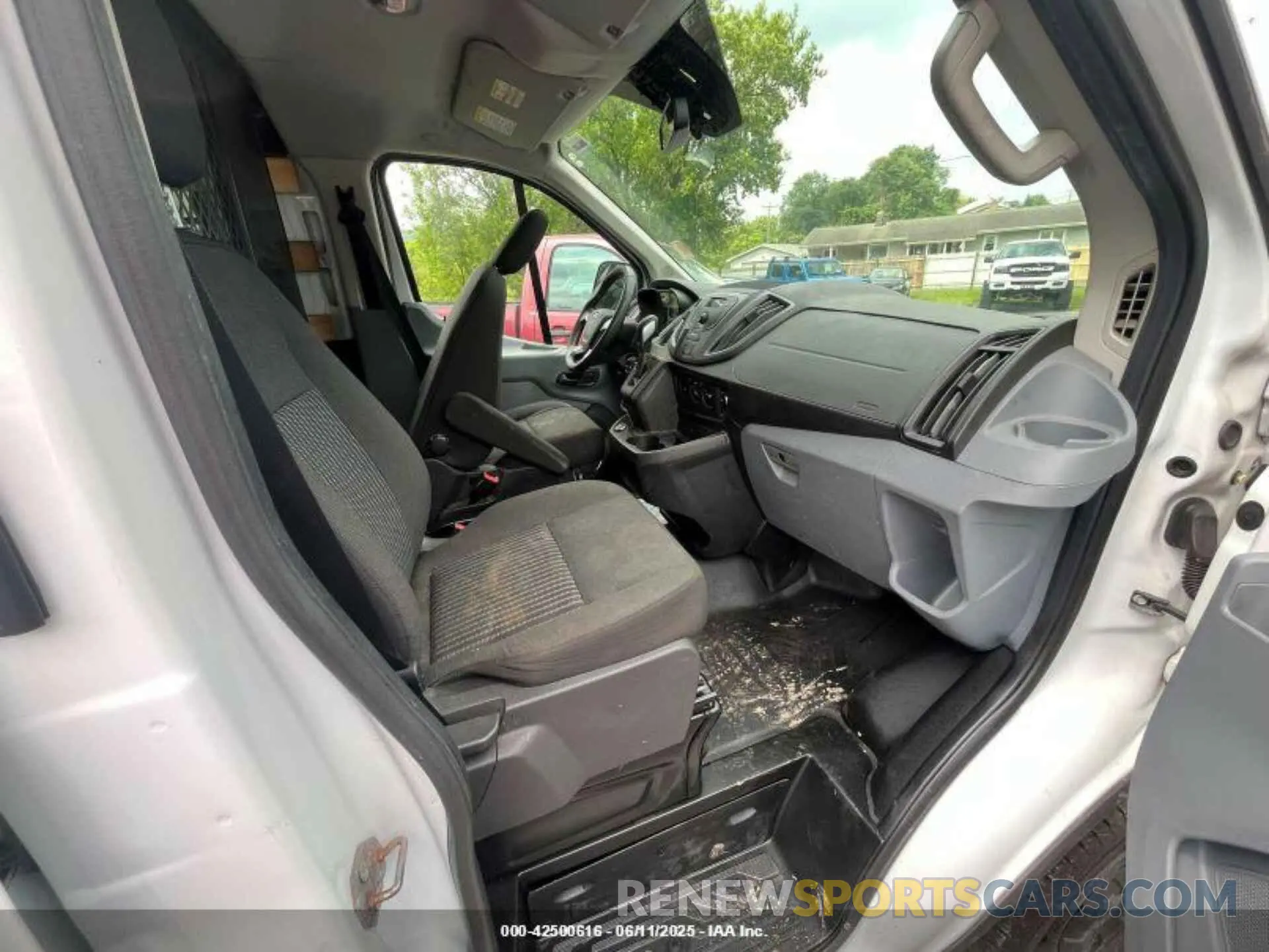 5 Photograph of a damaged car 1FTYR1YM0KKA55514 FORD TRANSIT-250 2019