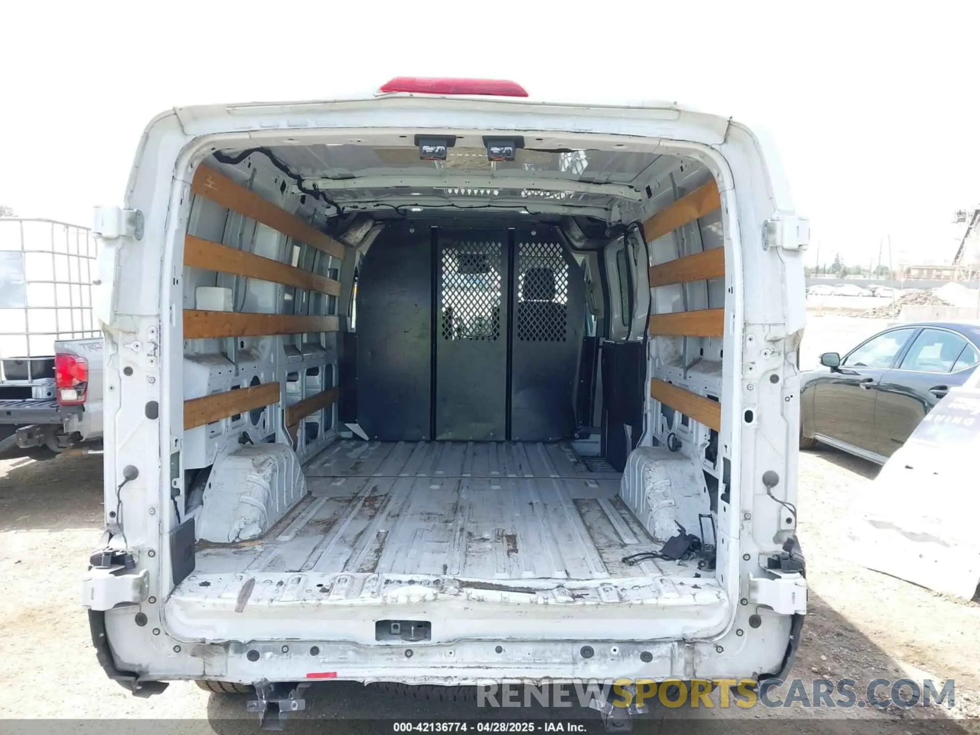 17 Photograph of a damaged car 1FTYR1ZM0KKA86342 FORD TRANSIT-250 2019