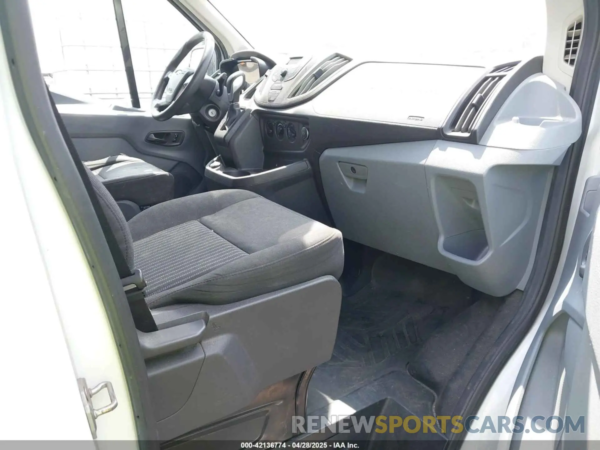 5 Photograph of a damaged car 1FTYR1ZM0KKA86342 FORD TRANSIT-250 2019