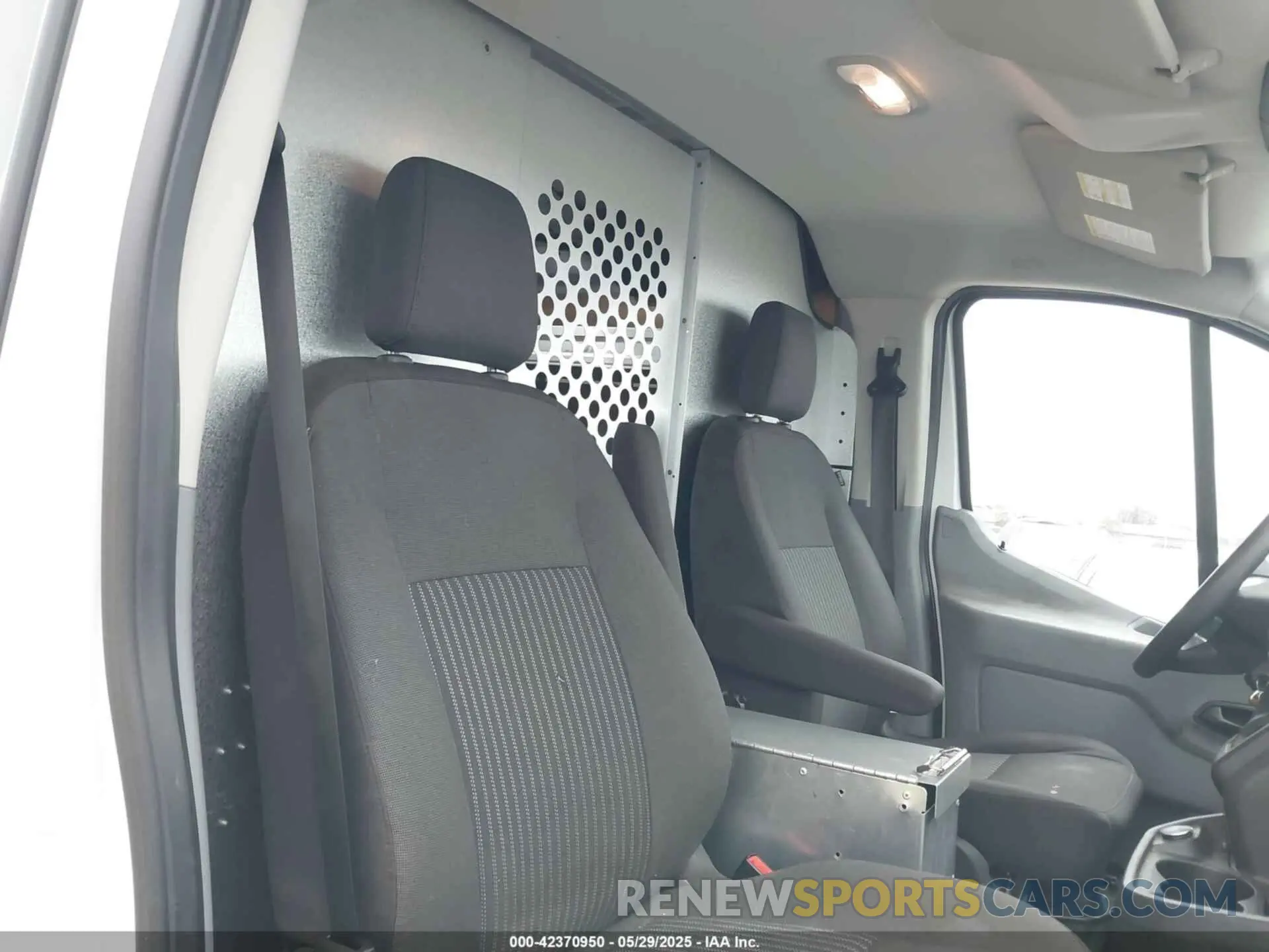 8 Photograph of a damaged car 1FTYR1ZM4KKB36594 FORD TRANSIT-250 2019