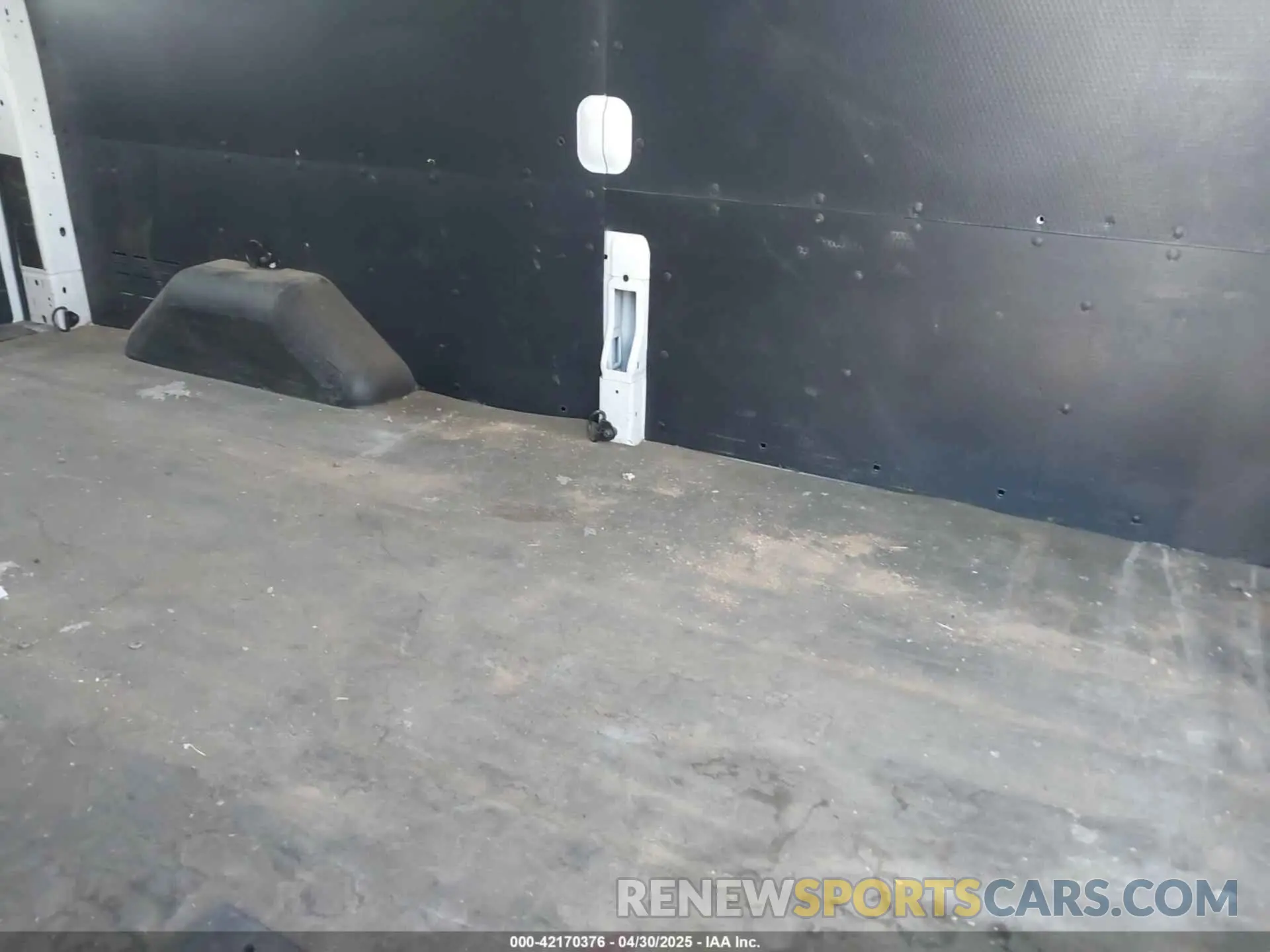 8 Photograph of a damaged car 1FTYR2CM0KKB83667 FORD TRANSIT-250 2019