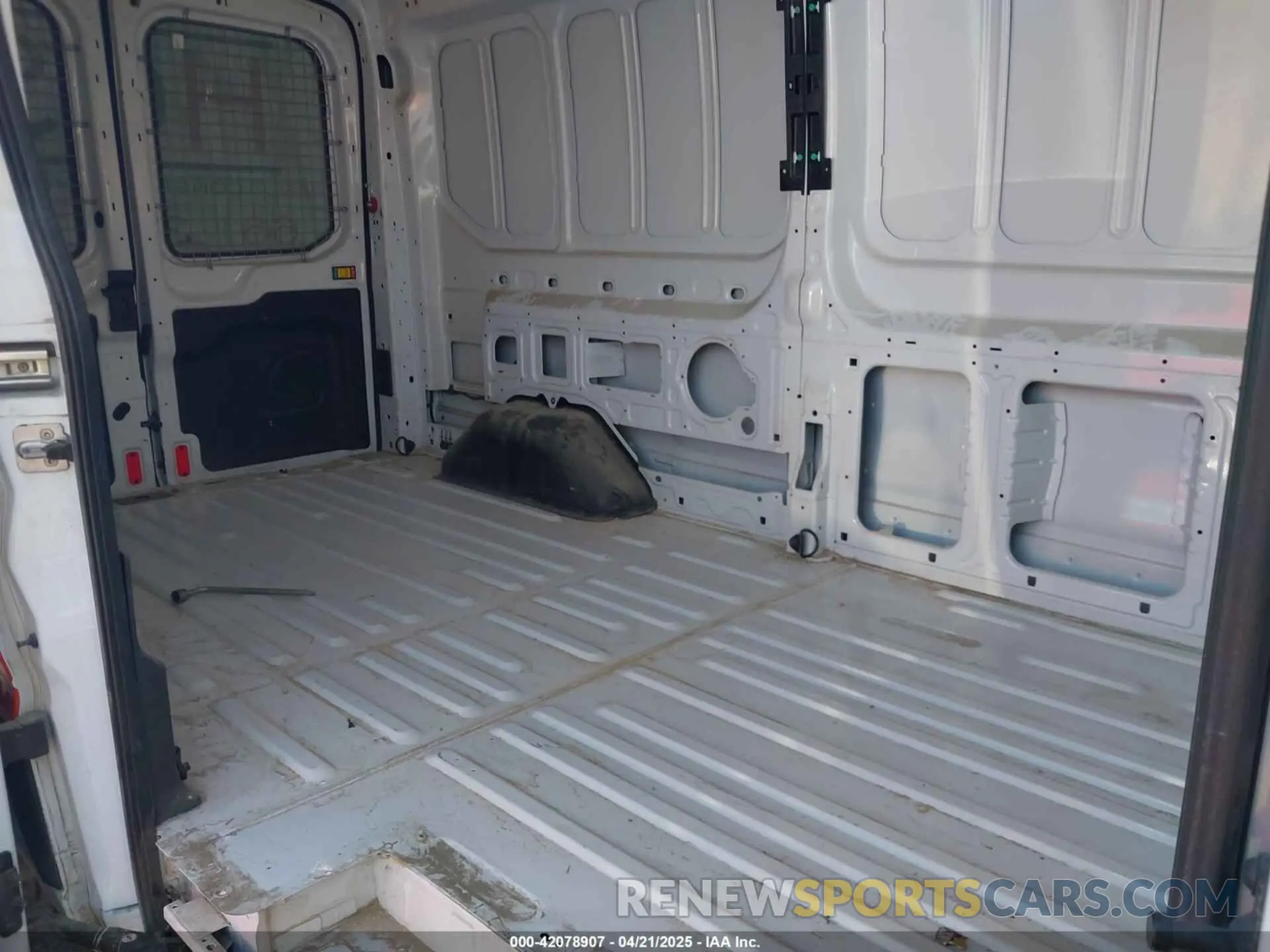 8 Photograph of a damaged car 1FTYR2CM3KKA87418 FORD TRANSIT-250 2019