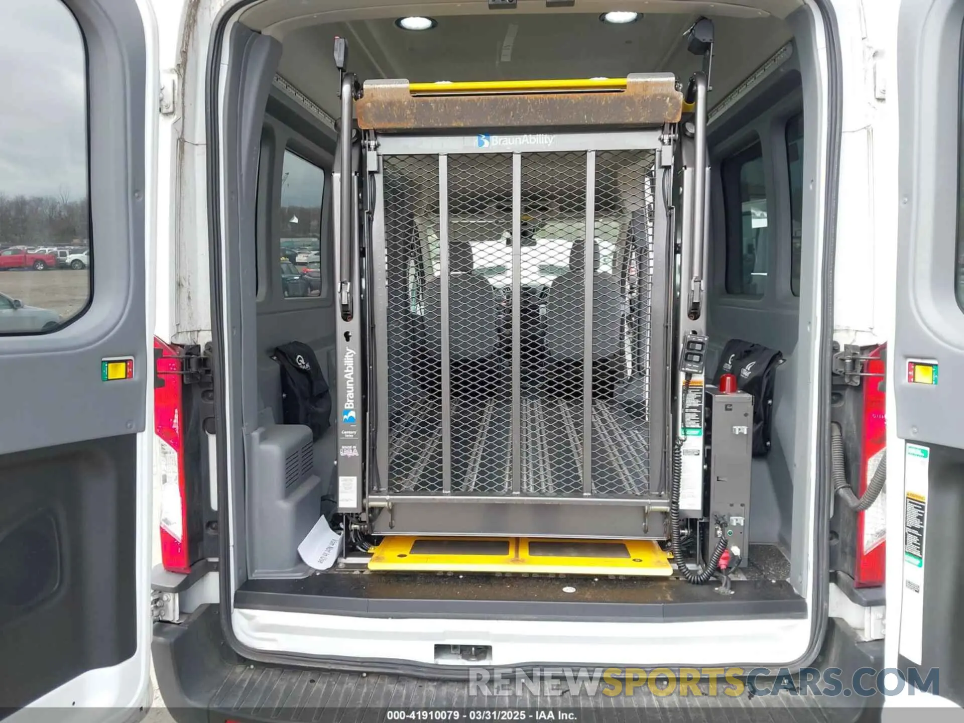 17 Photograph of a damaged car 1FTYR2CM4KKA63287 FORD TRANSIT-250 2019