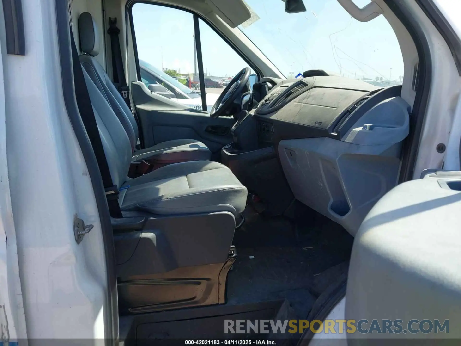 5 Photograph of a damaged car 1FTYR2CM6KKB19102 FORD TRANSIT-250 2019