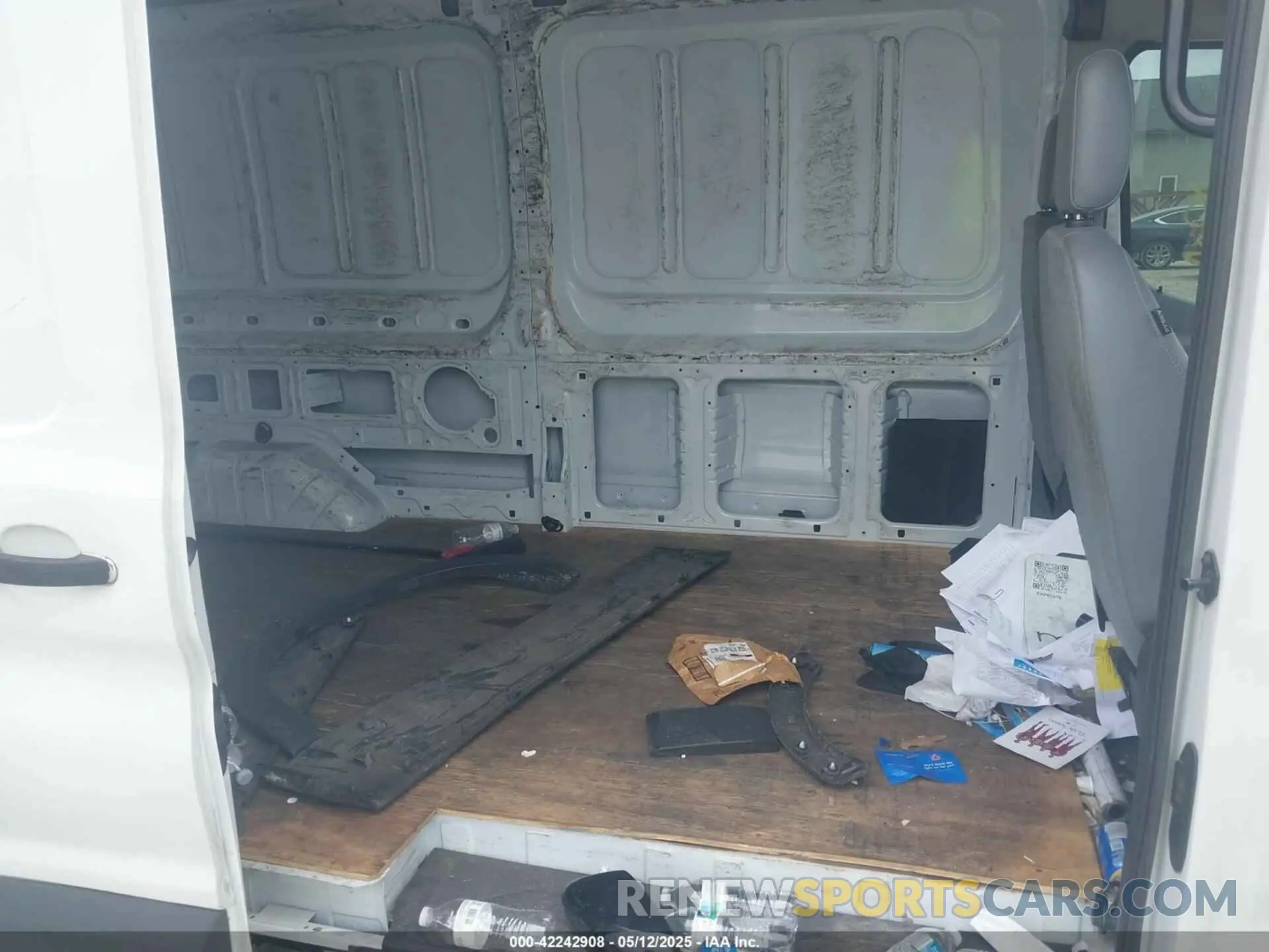 8 Photograph of a damaged car 1FTYR2XM6KKB14847 FORD TRANSIT-250 2019