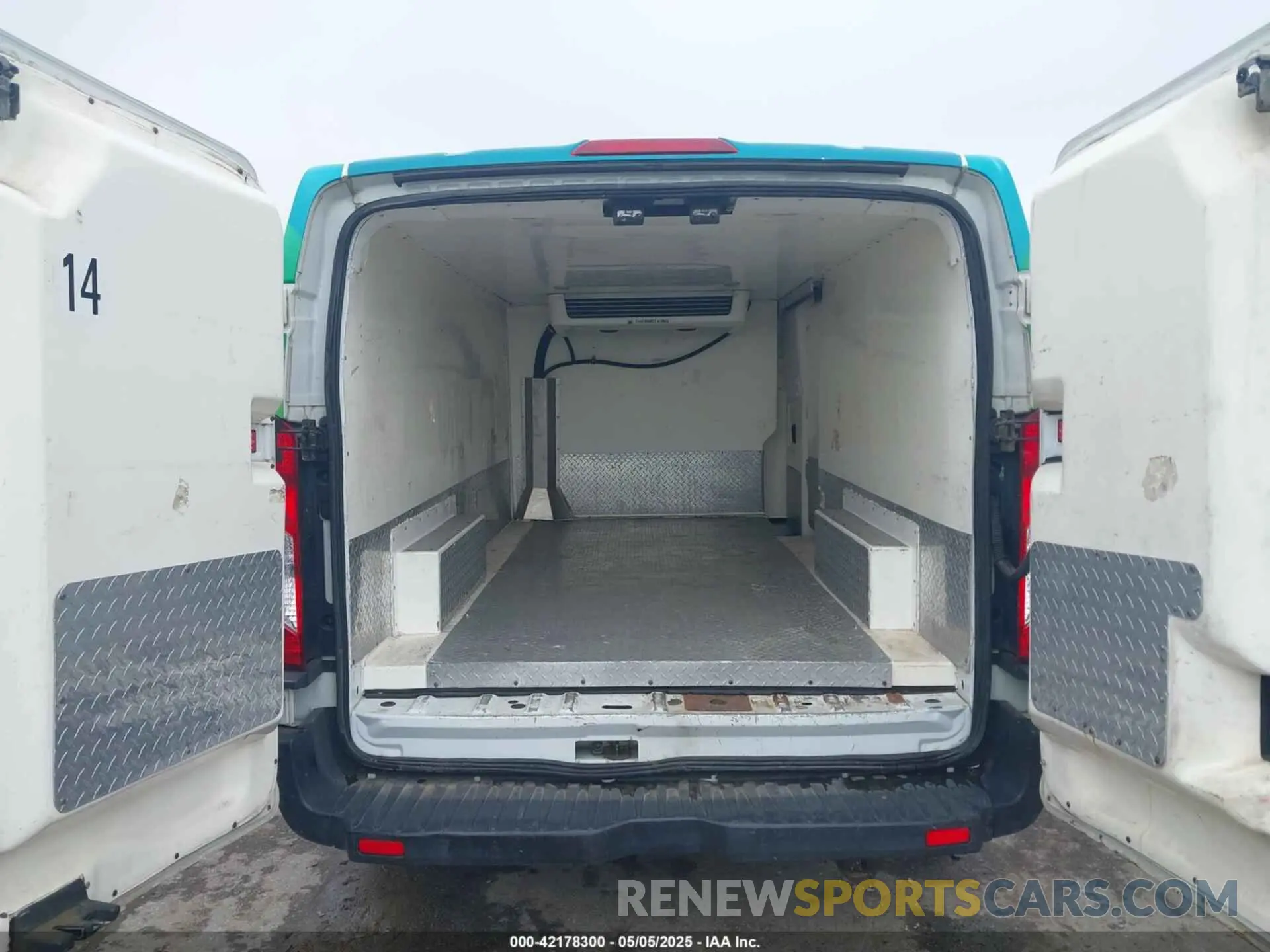 17 Photograph of a damaged car 1FTYR2ZG0KKA10216 FORD TRANSIT-250 2019