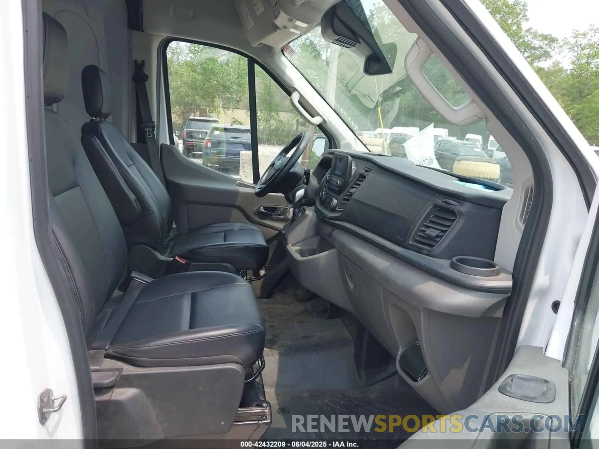 5 Photograph of a damaged car 1FTBR2C82RKA72122 FORD TRANSIT-250 2024