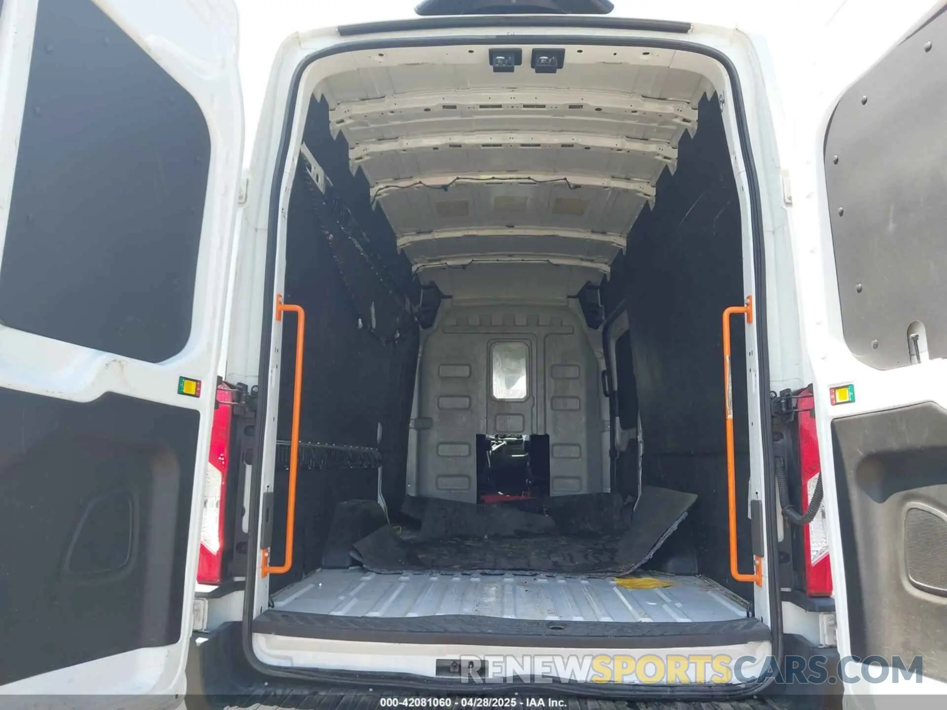 17 Photograph of a damaged car 1FTBR3X8XNKA31327 FORD TRANSIT-250 CARGO VAN 2022