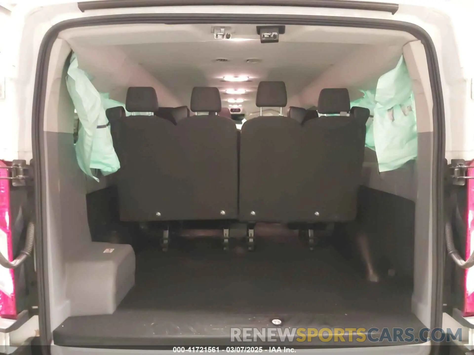 18 Photograph of a damaged car 1FBZX2YM7KKA22871 FORD TRANSIT-350 2019
