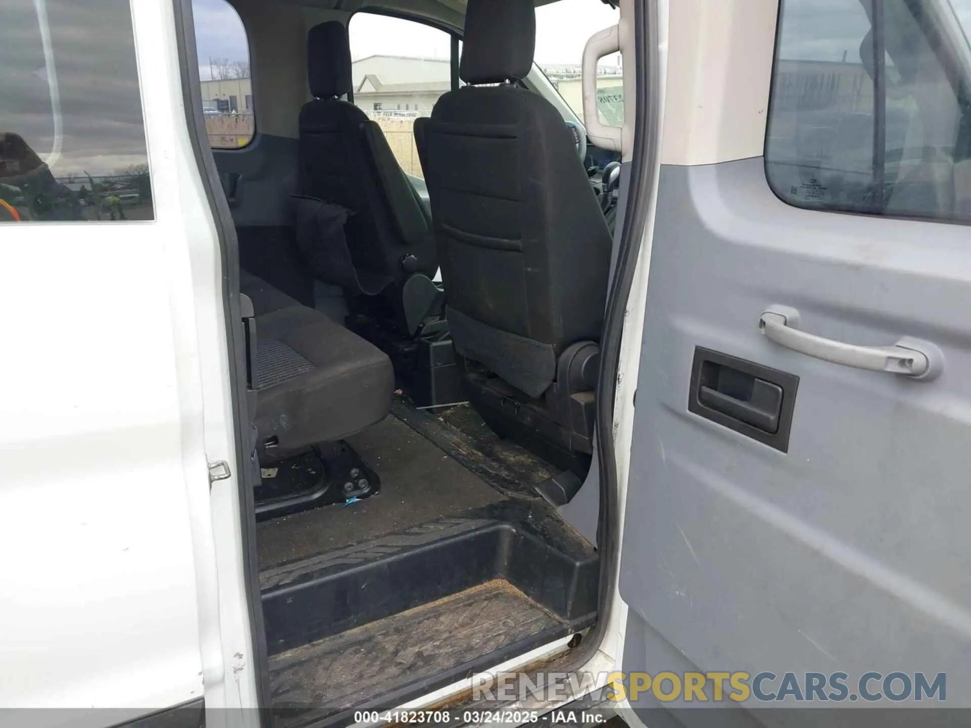 8 Photograph of a damaged car 1FBZX2ZM7KKA47090 FORD TRANSIT-350 2019