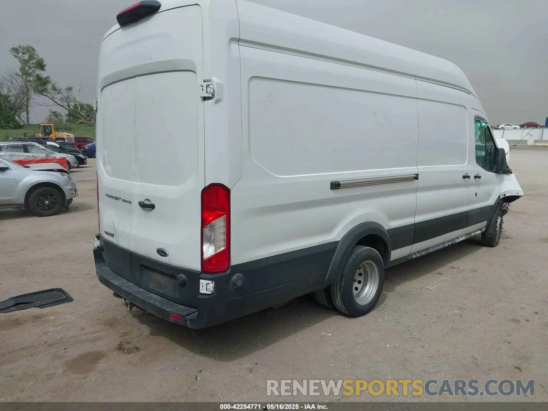 4 Photograph of a damaged car 1FTBF4XV6KKA58847 FORD TRANSIT-350 2019