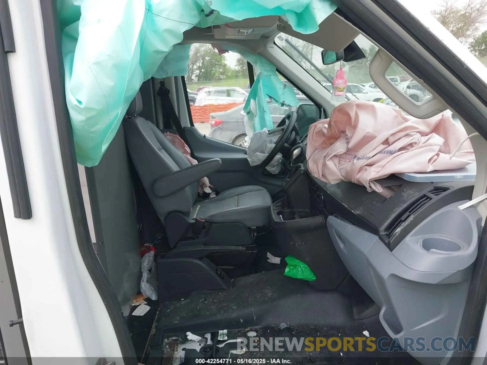 5 Photograph of a damaged car 1FTBF4XV6KKA58847 FORD TRANSIT-350 2019