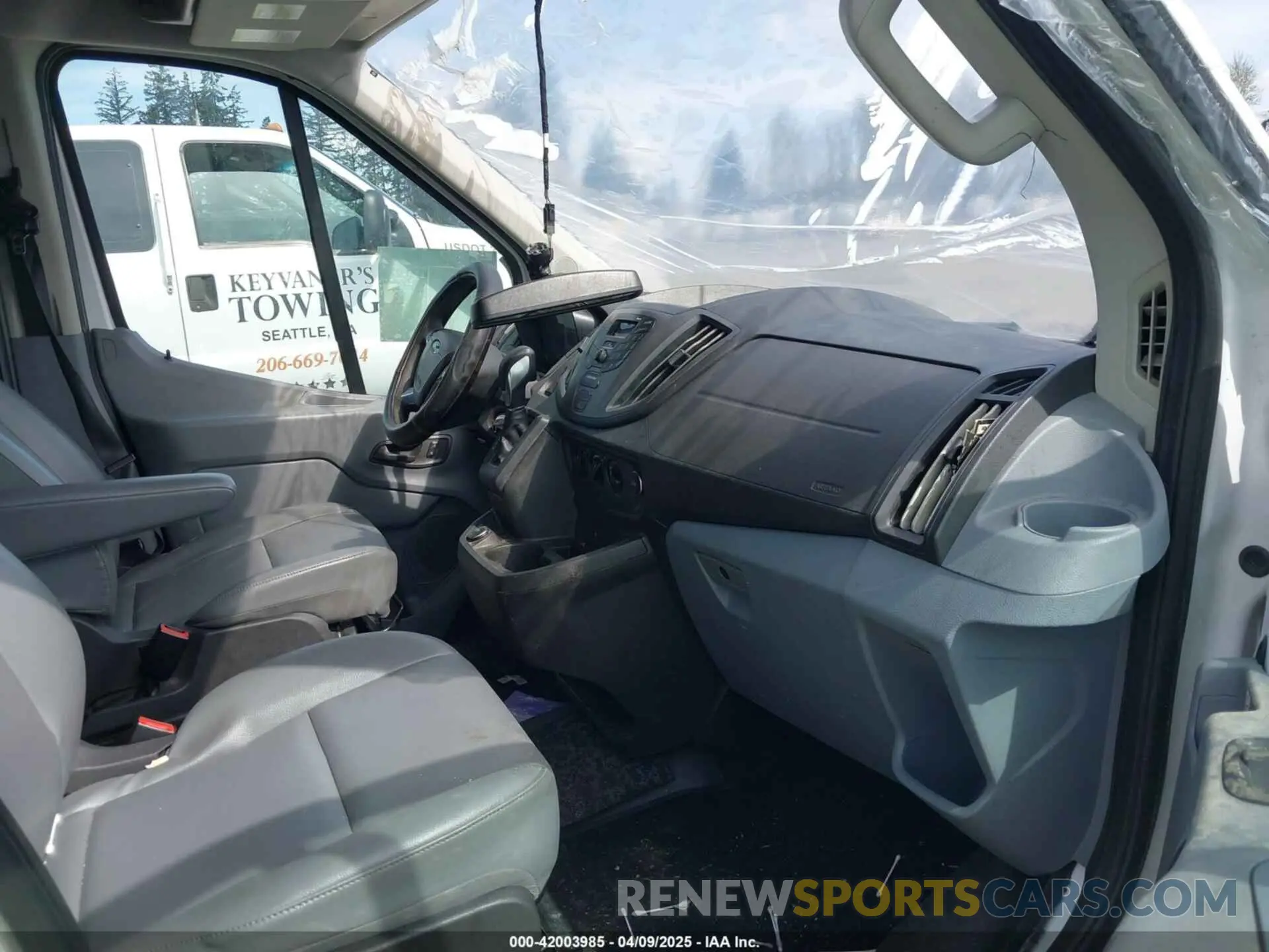 5 Photograph of a damaged car 1FTBW2CM0KKB30319 FORD TRANSIT-350 2019