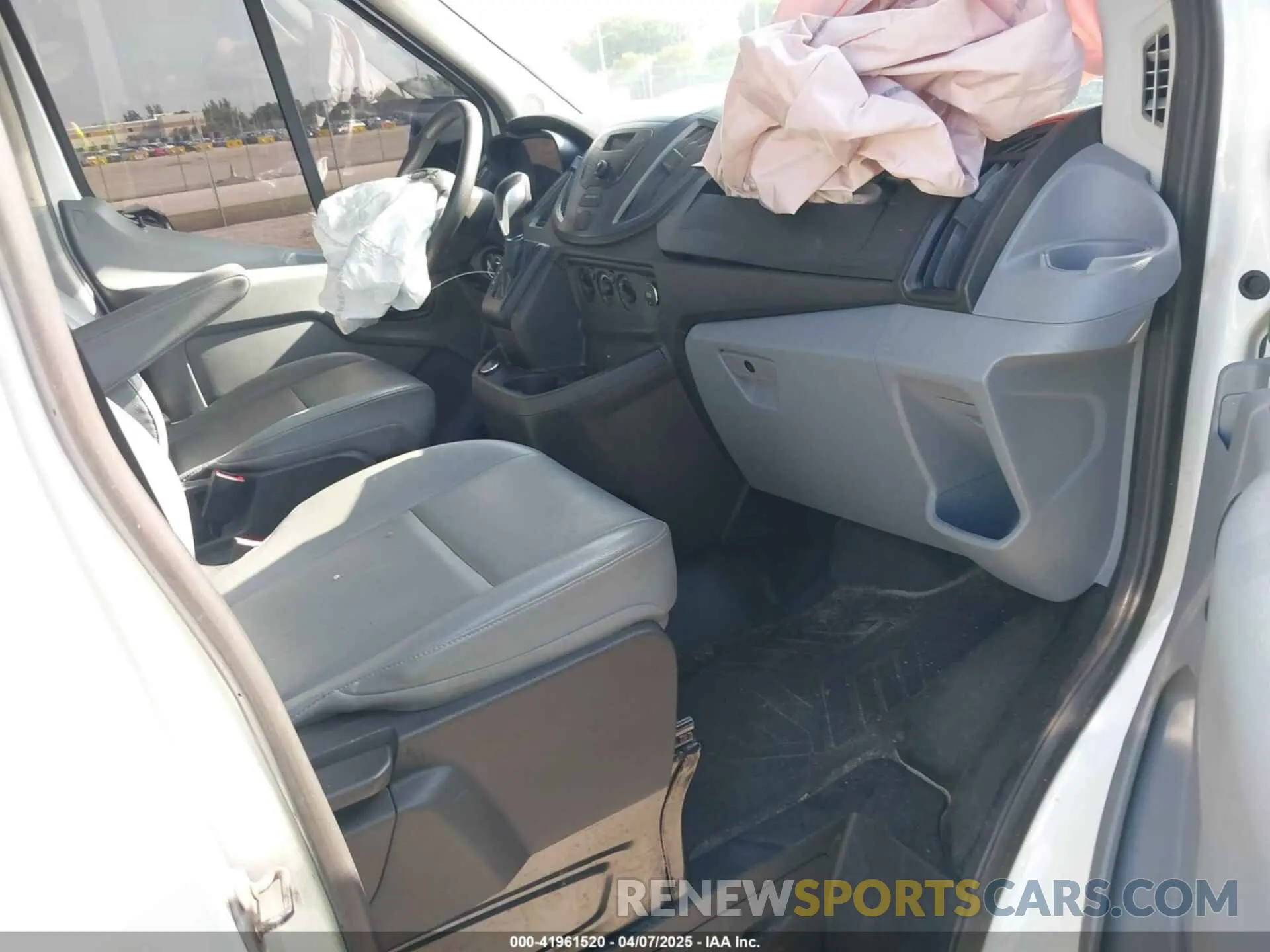 5 Photograph of a damaged car 1FTBW2CM0KKB59593 FORD TRANSIT-350 2019