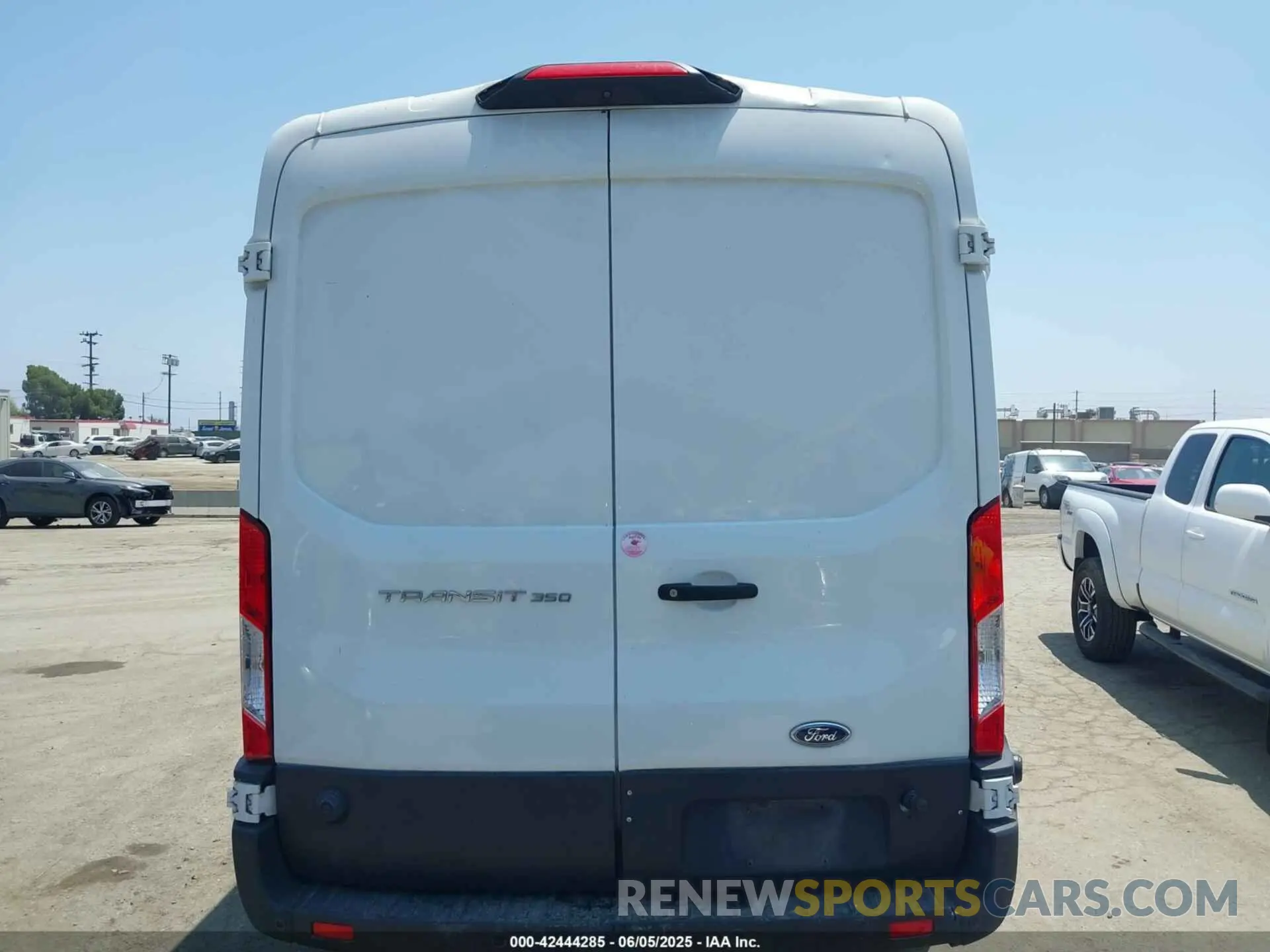 17 Photograph of a damaged car 1FTBW2CM1KKB41975 FORD TRANSIT-350 2019