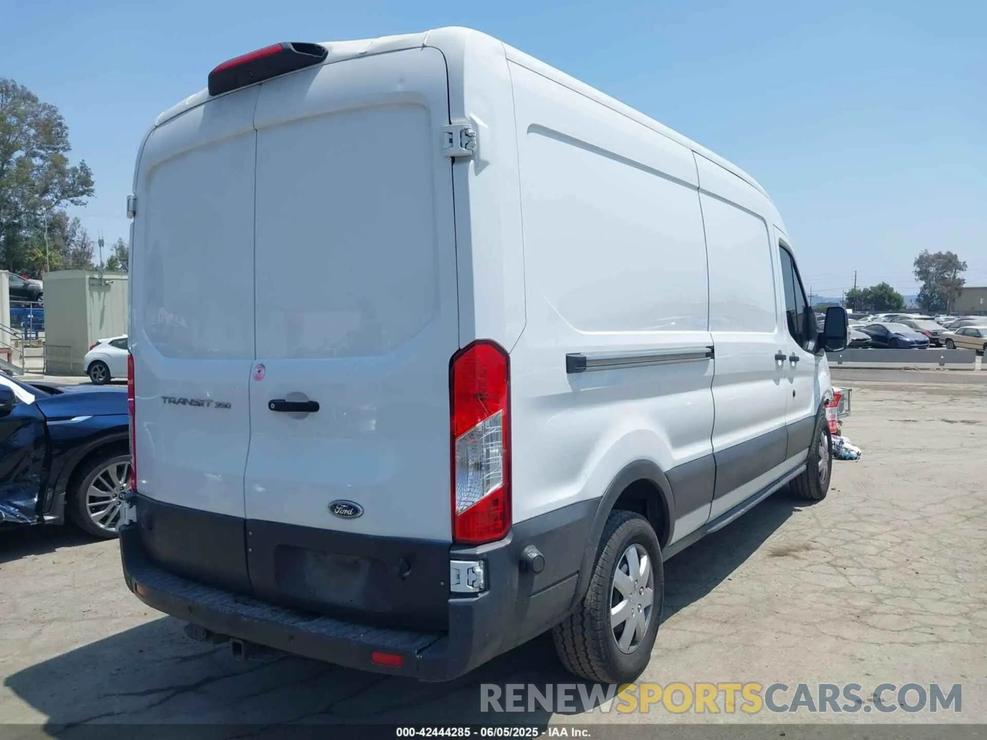 4 Photograph of a damaged car 1FTBW2CM1KKB41975 FORD TRANSIT-350 2019