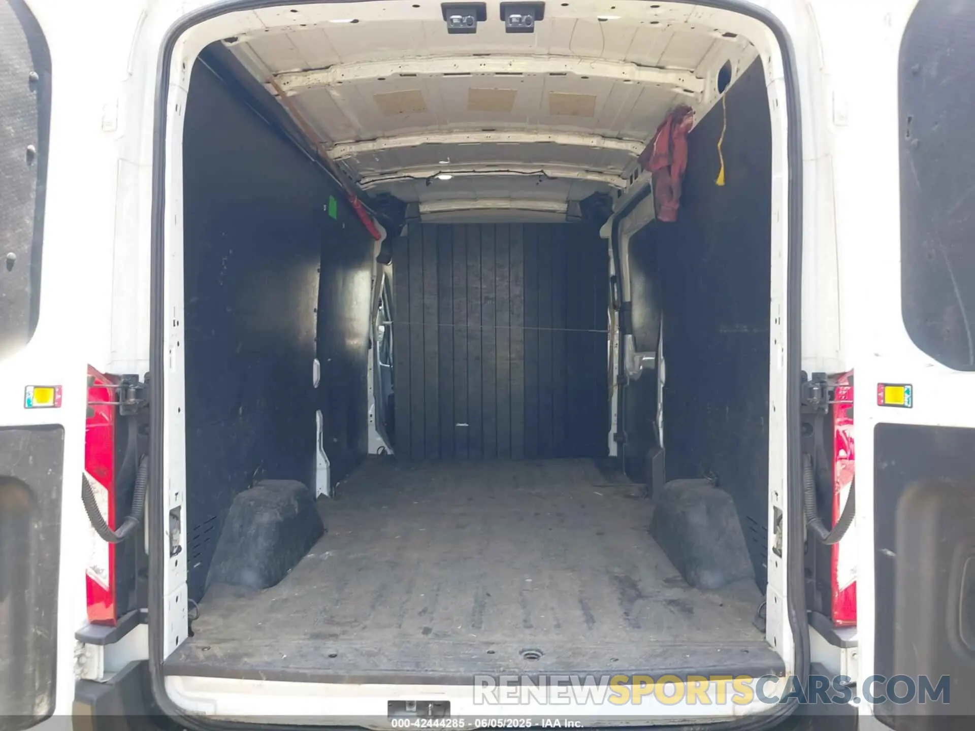 8 Photograph of a damaged car 1FTBW2CM1KKB41975 FORD TRANSIT-350 2019