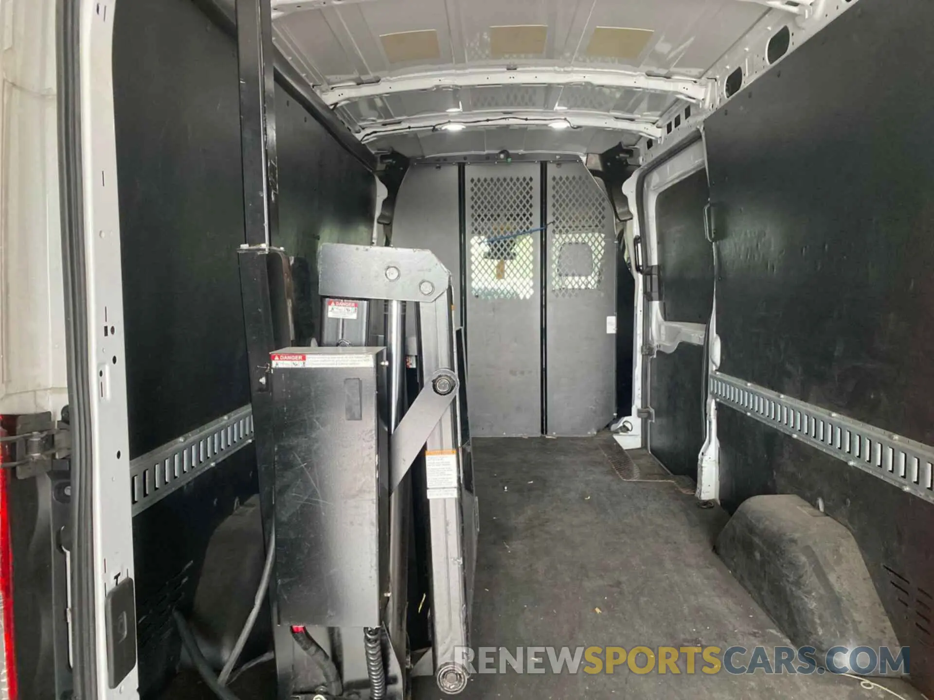 10 Photograph of a damaged car 1FTBW2CM4KKB86991 FORD TRANSIT-350 2019
