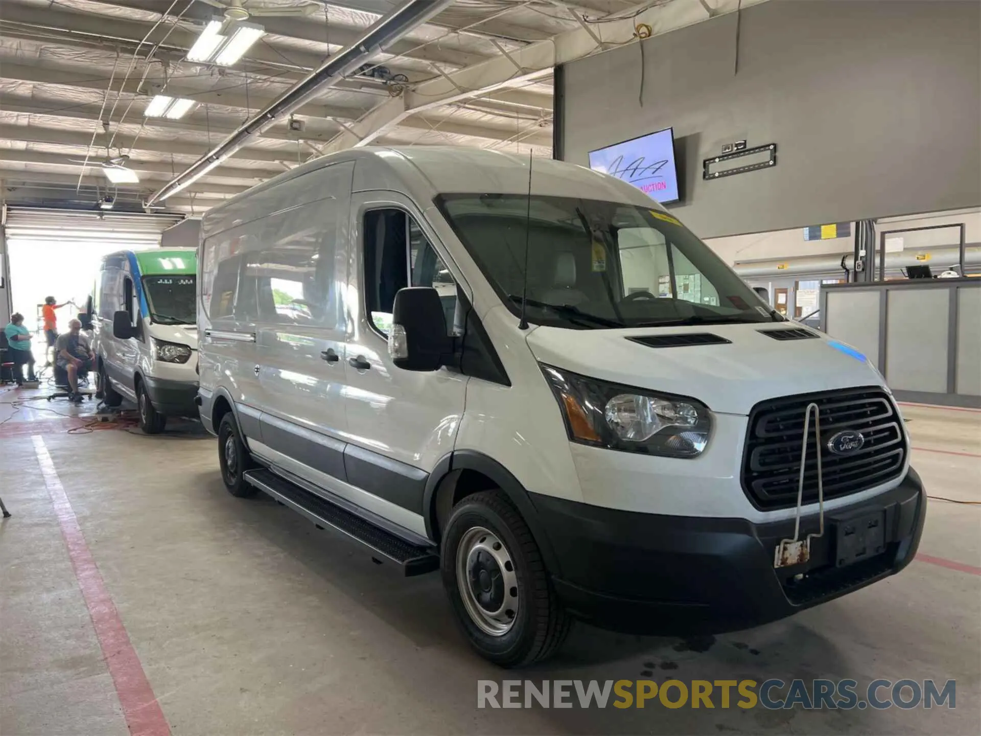 17 Photograph of a damaged car 1FTBW2CM4KKB86991 FORD TRANSIT-350 2019