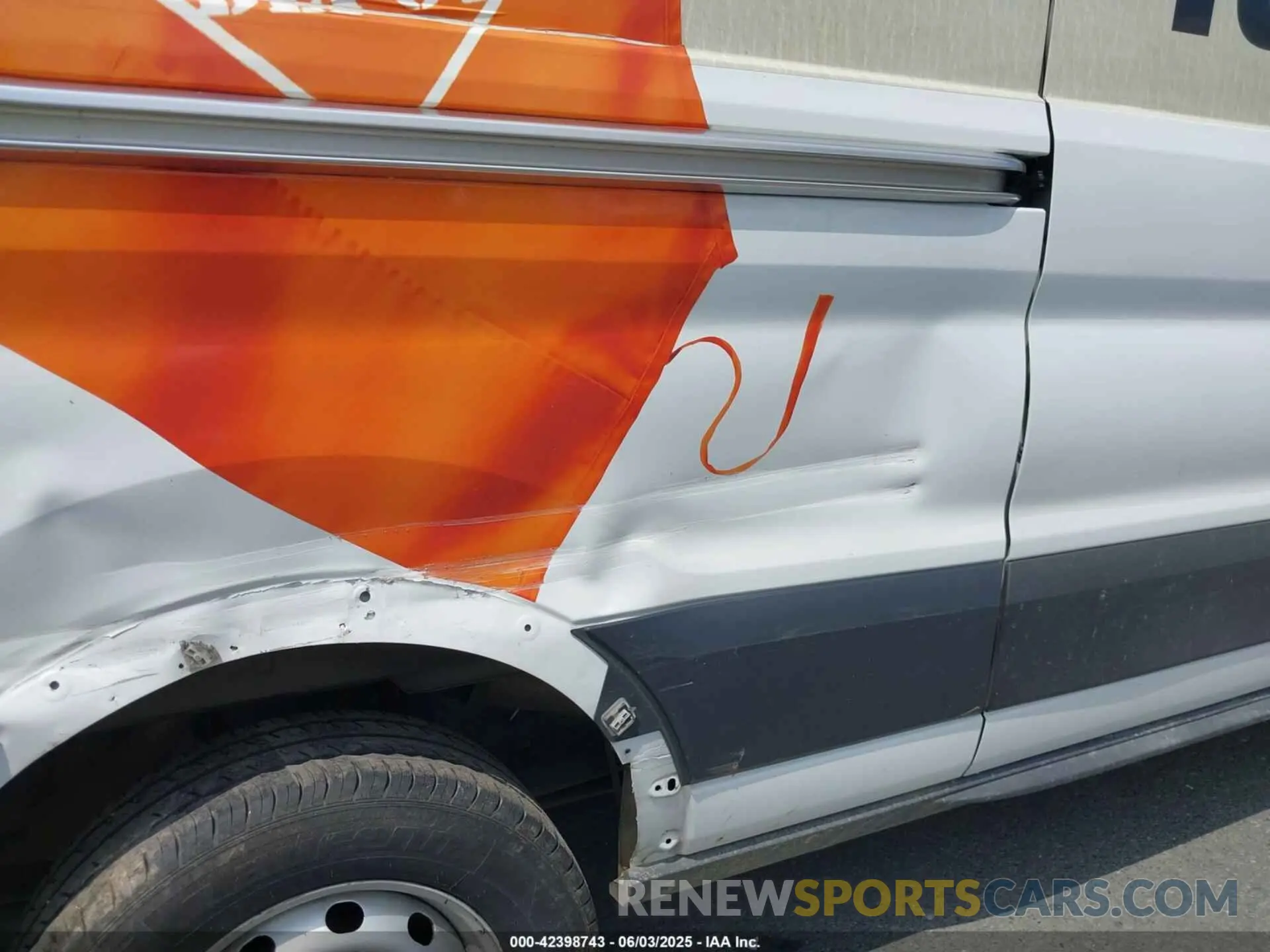 6 Photograph of a damaged car 1FTBW2CM8KKB73077 FORD TRANSIT-350 2019