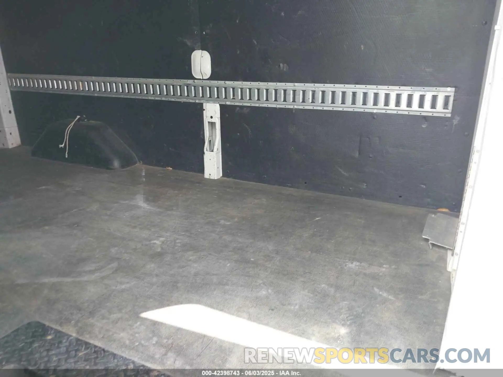 8 Photograph of a damaged car 1FTBW2CM8KKB73077 FORD TRANSIT-350 2019