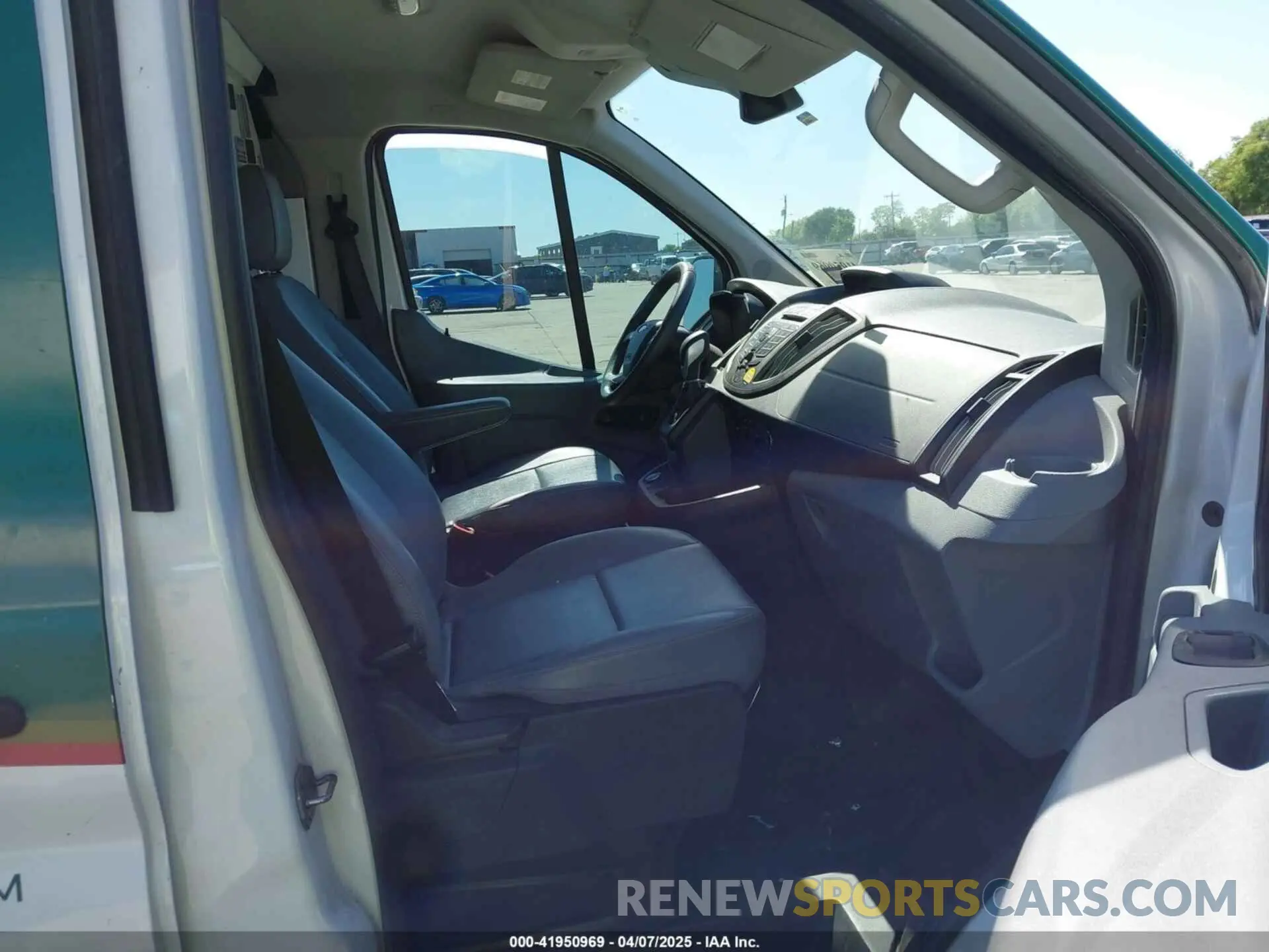 5 Photograph of a damaged car 1FTBW2YG9KKB79523 FORD TRANSIT-350 2019
