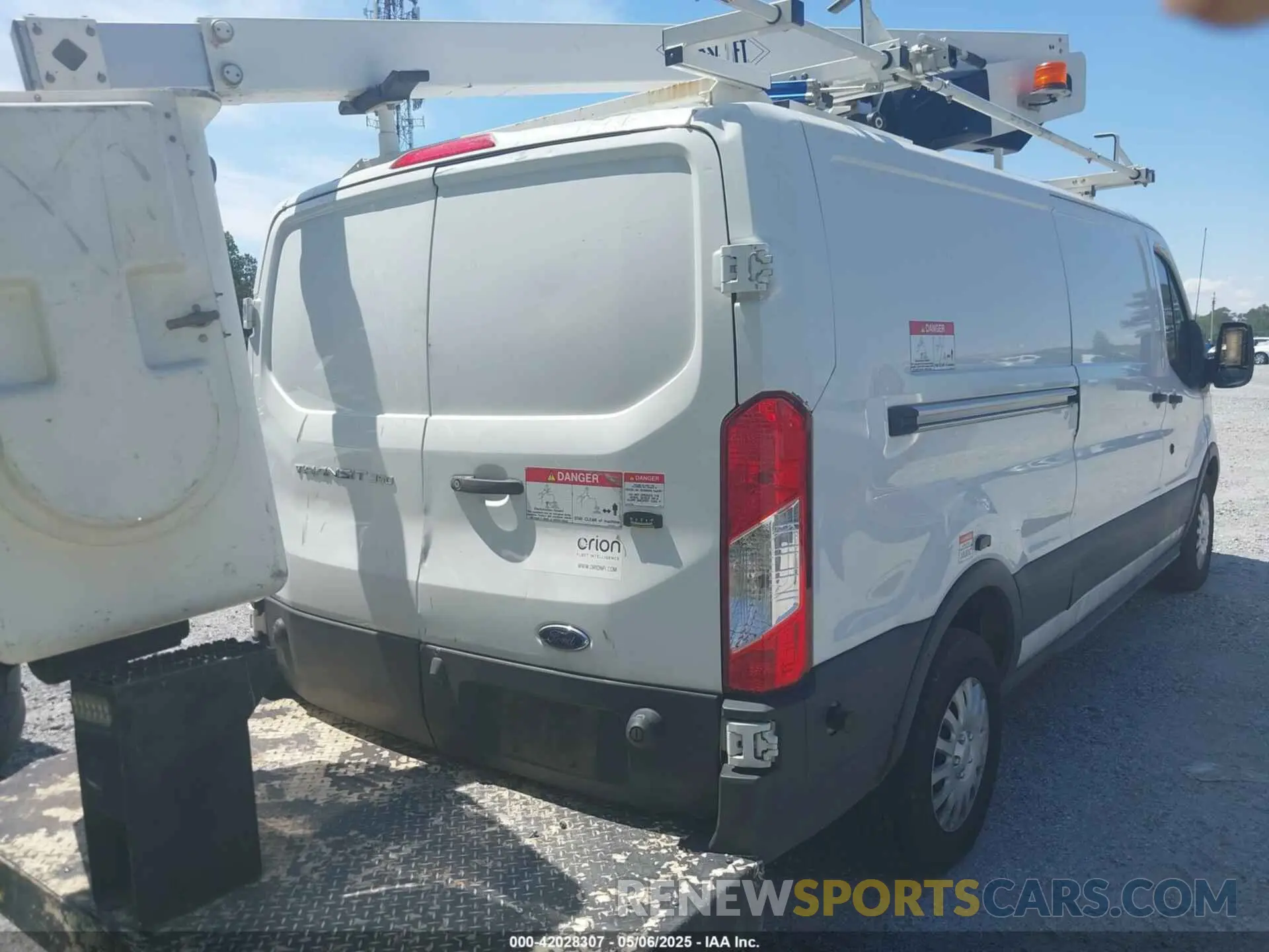 4 Photograph of a damaged car 1FTBW2YM6KKA10128 FORD TRANSIT-350 2019