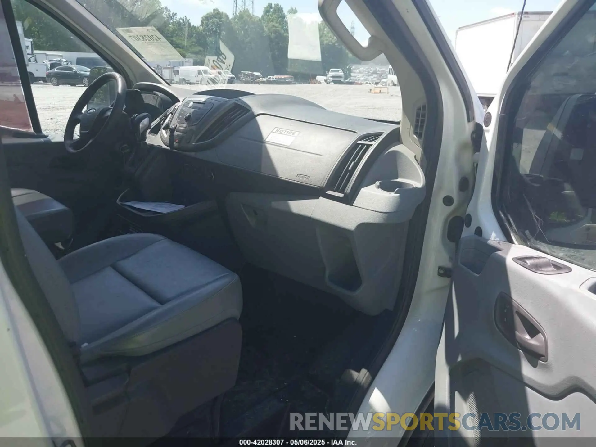 5 Photograph of a damaged car 1FTBW2YM6KKA10128 FORD TRANSIT-350 2019