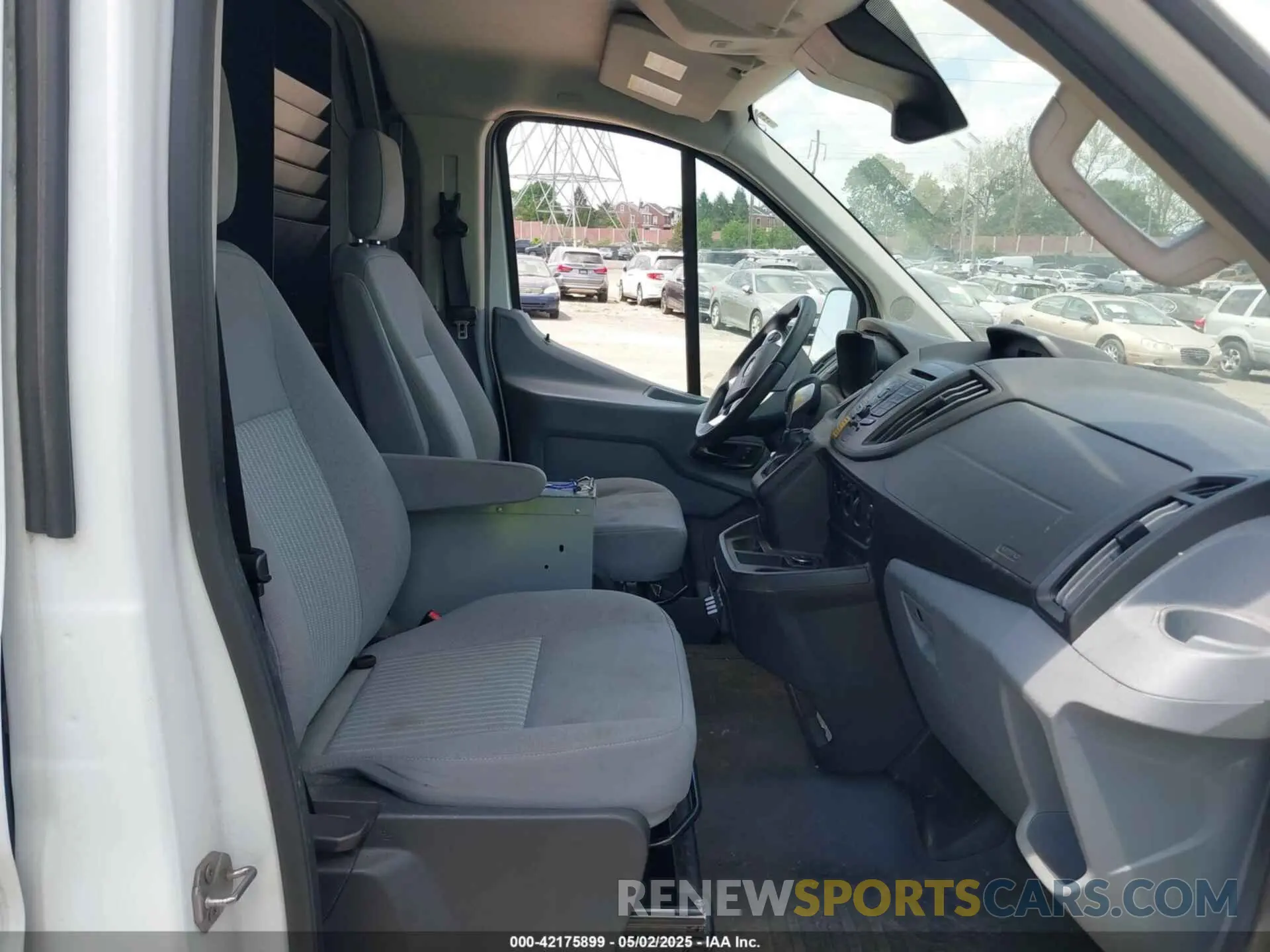 5 Photograph of a damaged car 1FTBW2YMXKKA24193 FORD TRANSIT-350 2019