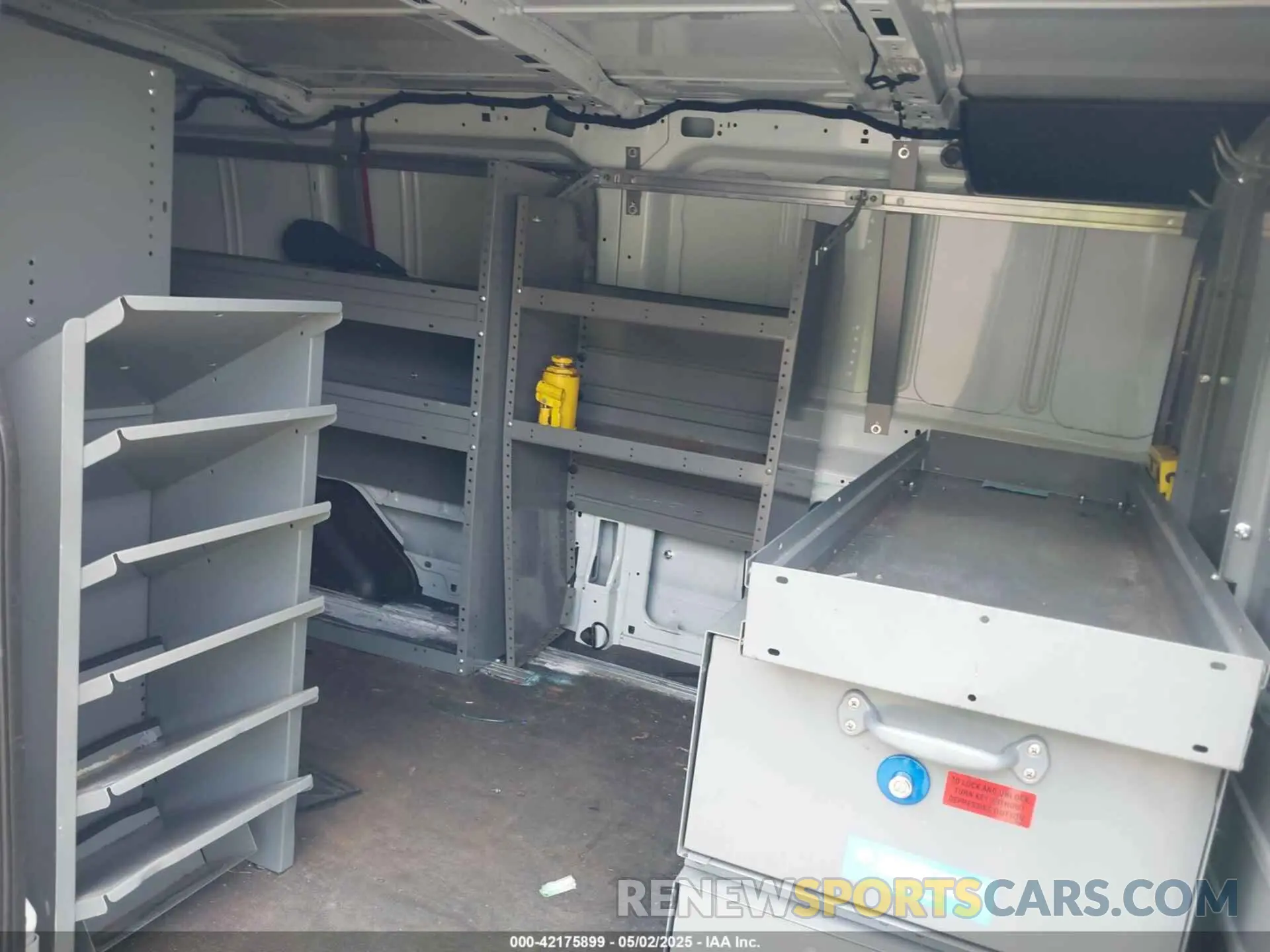 8 Photograph of a damaged car 1FTBW2YMXKKA24193 FORD TRANSIT-350 2019