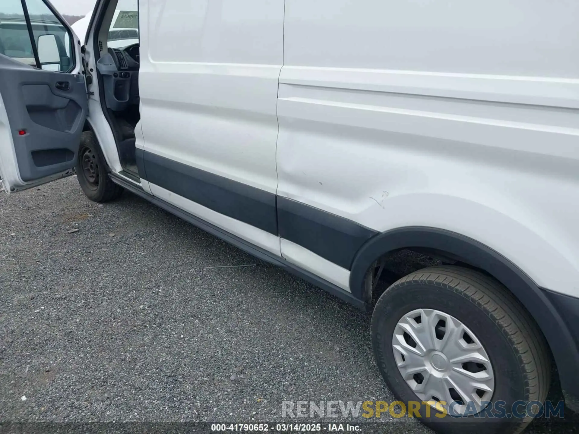 18 Photograph of a damaged car 1FTBW3XG6KKA58407 FORD TRANSIT-350 2019