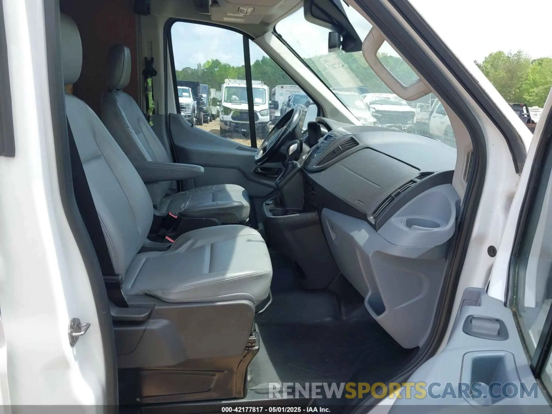 5 Photograph of a damaged car 1FTBW3XM5KKA65144 FORD TRANSIT-350 2019