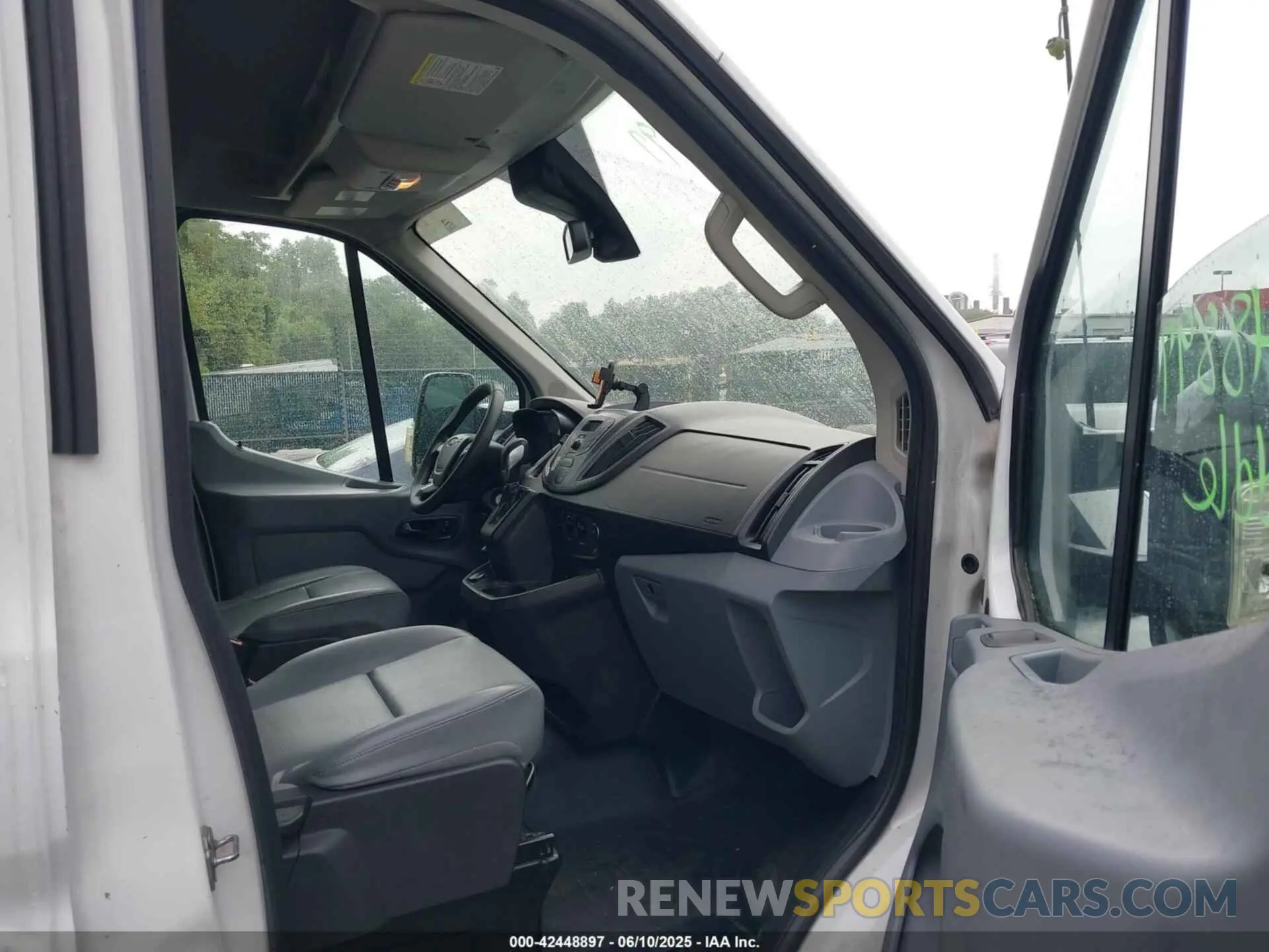 5 Photograph of a damaged car 1FTBW3XM8KKA58849 FORD TRANSIT-350 2019